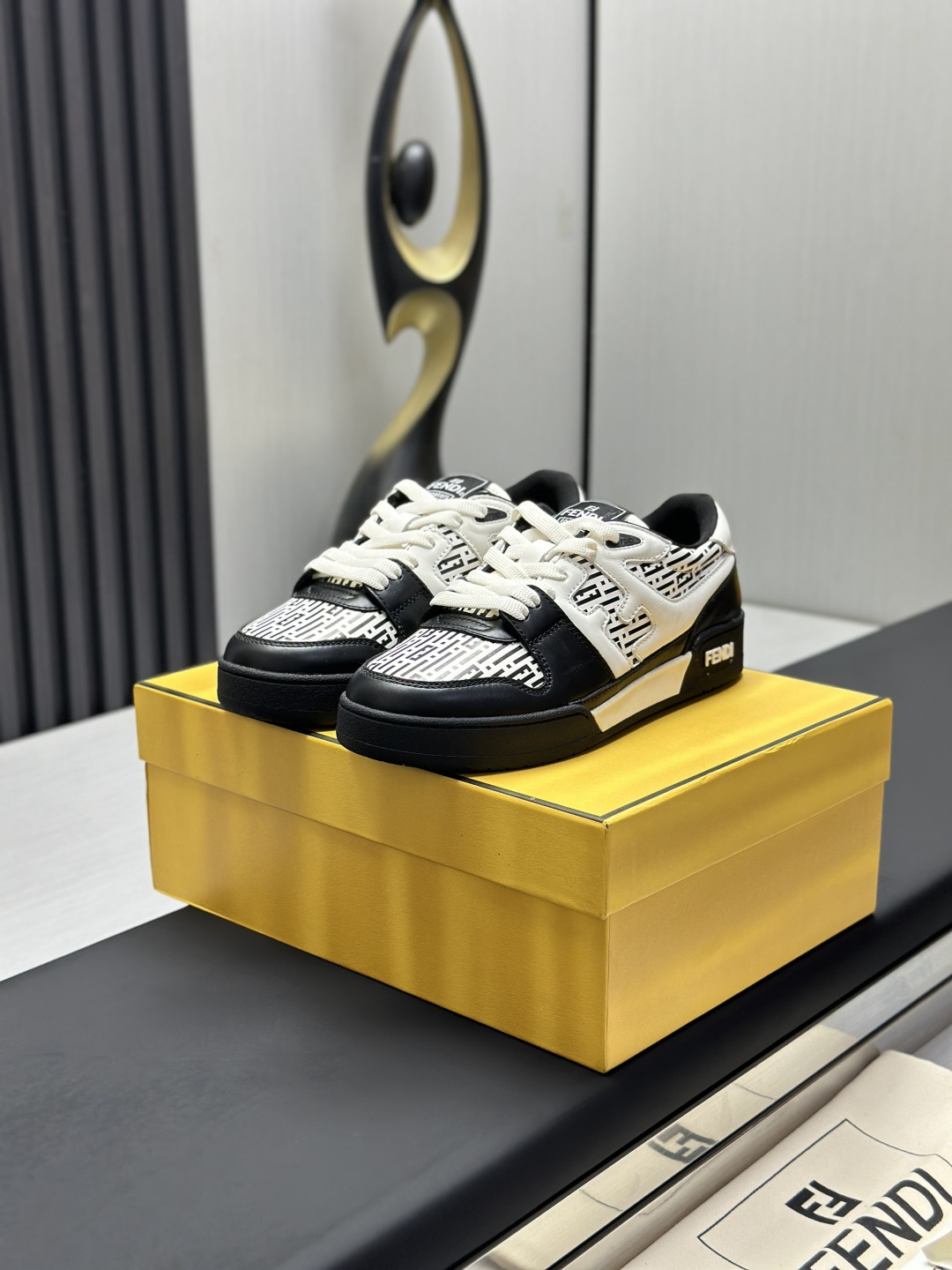 NO:349645,Real price (top version) FENDI Early Spring Show Capsule Series Cecilia Cheung, Jane Zhang, He Sui, Guli Nazha, Tang Yixin, Song Zuer, Weiya Many celebrity endorsements are matched with FENDI Match sneakers, thoughts are rippling, let the sun shine, interpret diverse outfits, disassemble the original one-to-one development FENDI MATCH compact design sneakers, tongue with retro label, side with ff pattern stitching, Fendi sole embossed, white suede and leather material, decorated with the same color terry wool and shoelaces. Rubber-covered sole with beige shock absorbing material. Women's 35-40 Men's 39-45,,fendi,sneakers,chamois leather19860909实价（顶级版） FENDI 初春走秀款胶囊系列 张柏芝 张靓颖 何穗 古力娜扎 唐艺昕 宋祖儿 薇娅 众多明星代言搭配FENDI Match运动鞋,思绪滉漾 任阳光倾泻 演绎多元穿搭 拆原版一比一开发 FENDI MATCH紧凑设计运动鞋, 鞋舌带复古标签,侧面饰有ff图案缝线,鞋底Fendi字样压纹.白色麂皮和皮革材质.饰有同色系毛圈鞋口和鞋带.带米色减震材质的橡胶包覆鞋底. 女款35-40男款39-45,,fendi,sneakers,chamois leather,Men's shoes