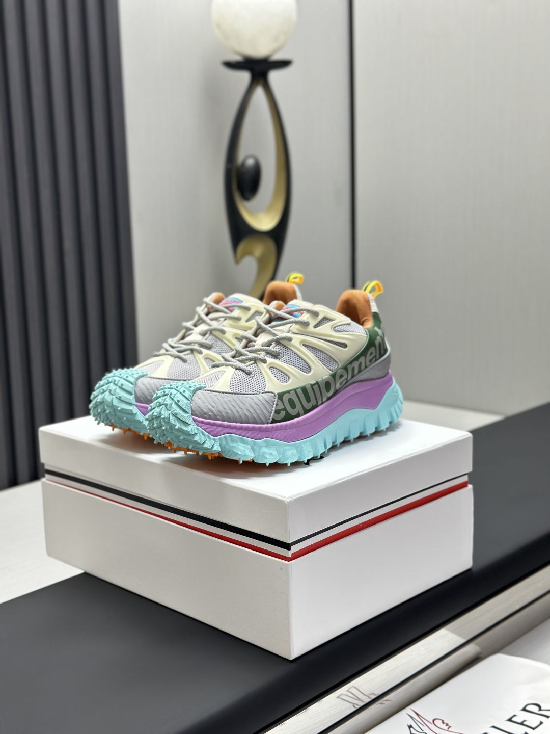 NO:348852,Factory Direct Moncler Trailgrip GTX Shoes and Anti-Tear Outdoor Sneaker Moncler is able to seamlessly blend high-end design elements with comprehensive practicality, launching this all-round off-road shoe made of super durable parts for harsh environments. It features ripped-resistant mesh upper, GORE-TEX waterproof coating, Tech Tough rubber reinforcement and Vibram MERAGRIP non-slip pattern sole. It offers unparalleled comfort and stability. Whether you are off-road, hiking or city stroll, this is the ultimate companion for the latest Trailgripa. Achieve the lightest off-road performance Original Shoes Buy Supports any comparison Cordura ripped-resistant nylon Goretex waterproof material 3M reflective belt Tech Tough rubber reinforcement Vibram  MEGAGRIP anti-slip pattern large bottom RB MD carbon plate TPu five-layer separation large bottom combination Size 35-45, Moncler, sneakers19860909工厂直销Moncler盟可睐 Trailgrip GTX 减震抗撕裂户外运动鞋  Moncler能够将高端设计元素与全面实用性无缝融合,推出这款采用超级耐用的部件制成,适用于恶劣的环境全能越野鞋.采用防撕裂网眼鞋面,GORE-TEX防水涂层,Tech Tough橡胶加固和Vibram MERAGRIP防滑花纹鞋底.提供无与伦比的舒适和稳定性.无论您是越野还是徒步旅行还是城市漫步,这对最新的Trailgripa 都是终极伴侣.实现最轻量化的越野性能 原鞋购入 支持任何比对 Cordura 防撕裂尼龙 Goretex防水材质 3M反光带 Tech Tough橡胶加固 Vibram MEGAGRIP防滑花纹大底 RB MD 碳板 TPu 五层分离大底组合 尺码35-45,,Moncler,sneakers,Men's shoes