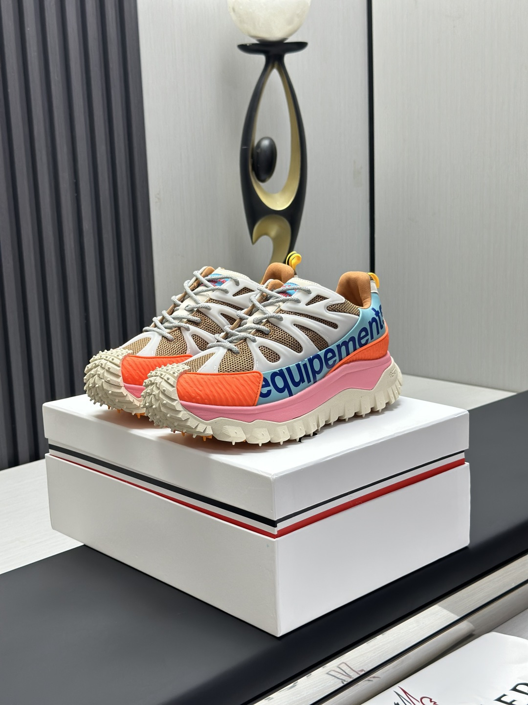 NO:348877,Factory Direct Moncler Trailgrip GTX Shoes and Anti-Tear Outdoor Sneaker Moncler is able to seamlessly blend high-end design elements with comprehensive practicality, launching this all-round trail shoe made of super durable parts for harsh environments. It features ripped-resistant mesh upper, GORE-TEX waterproof coating, Tech Tough rubber reinforcement and Vibram MERAGRIP non-slip pattern sole. It offers unparalleled comfort and stability. Whether you are off-road, hiking or city stroll, this is the ultimate companion for the latest Trailgripa. Achieve the lightest off-road performance Original Shoes Buy Supports any comparison Cordura ripping nylon, Moncler, sneakers19860909工厂直销Moncler盟可睐 Trailgrip GTX 减震抗撕裂户外运动鞋  Moncler能够将高端设计元素与全面实用性无缝融合,推出这款采用超级耐用的部件制成,适用于恶劣的环境全能越野鞋.采用防撕裂网眼鞋面,GORE-TEX防水涂层,Tech Tough橡胶加固和Vibram MERAGRIP防滑花纹鞋底.提供无与伦比的舒适和稳定性.无论您是越野还是徒步旅行还是城市漫步,这对最新的Trailgripa 都是终极伴侣.实现最轻量化的越野性能 原鞋购入 支持任何比对 Cordura 防撕裂尼龙,,Moncler,sneakers,Men's shoes