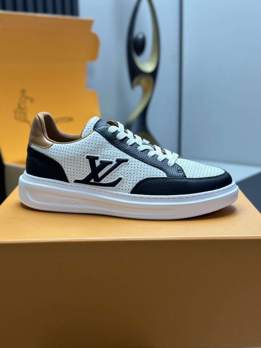 工厂直销&yen;360💰顶级版本全套包装❗️莞产高端货源LV 路易威登 驴牌 L家 BEVERLY HILLS系列 丹宁牛仔布 休闲 运动鞋
本款 Beverly Hills 运动鞋以 Monogram 丹宁布和粒面牛皮革重返新季，搭配厚实而轻盈的橡胶外底，为潮流设计融入舒适体验。鞋带四周勾勒皮革饰边，手写体路易威登标识压印其上
配送专柜精美包装🛍📦
▪️面料: 原版定制头层牛皮+牛仔布
▪️内里: 原版定制透气网里
▪️大底: 原版开模发泡材质
▪️底厚: 4CM
▪️Size:  男款39-45（4647定做