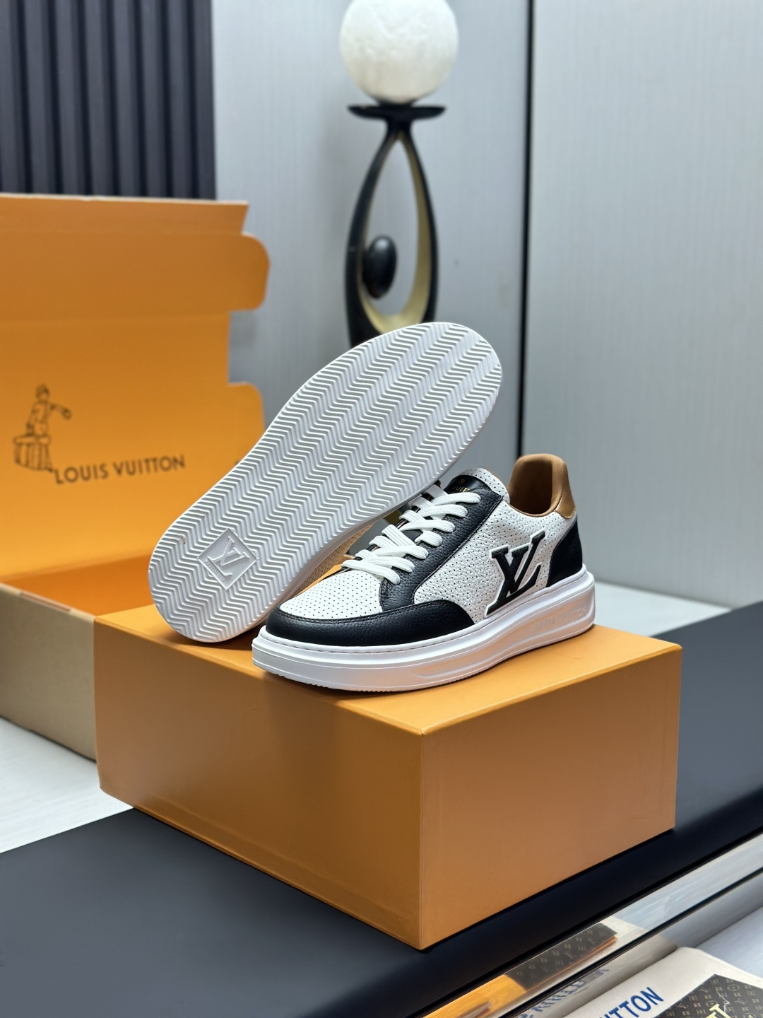 工厂直销&yen;360💰顶级版本全套包装❗️莞产高端货源LV 路易威登 驴牌 L家 BEVERLY HILLS系列 丹宁牛仔布 休闲 运动鞋
本款 Beverly Hills 运动鞋以 Monogram 丹宁布和粒面牛皮革重返新季，搭配厚实而轻盈的橡胶外底，为潮流设计融入舒适体验。鞋带四周勾勒皮革饰边，手写体路易威登标识压印其上
配送专柜精美包装🛍📦
▪️面料: 原版定制头层牛皮+牛仔布
▪️内里: 原版定制透气网里
▪️大底: 原版开模发泡材质
▪️底厚: 4CM
▪️Size:  男款39-45（4647定做