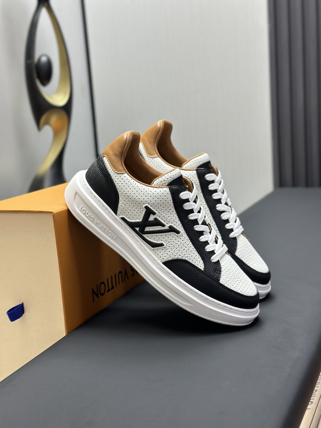 工厂直销&yen;360💰顶级版本全套包装❗️莞产高端货源LV 路易威登 驴牌 L家 BEVERLY HILLS系列 丹宁牛仔布 休闲 运动鞋
本款 Beverly Hills 运动鞋以 Monogram 丹宁布和粒面牛皮革重返新季，搭配厚实而轻盈的橡胶外底，为潮流设计融入舒适体验。鞋带四周勾勒皮革饰边，手写体路易威登标识压印其上
配送专柜精美包装🛍📦
▪️面料: 原版定制头层牛皮+牛仔布
▪️内里: 原版定制透气网里
▪️大底: 原版开模发泡材质
▪️底厚: 4CM
▪️Size:  男款39-45（4647定做