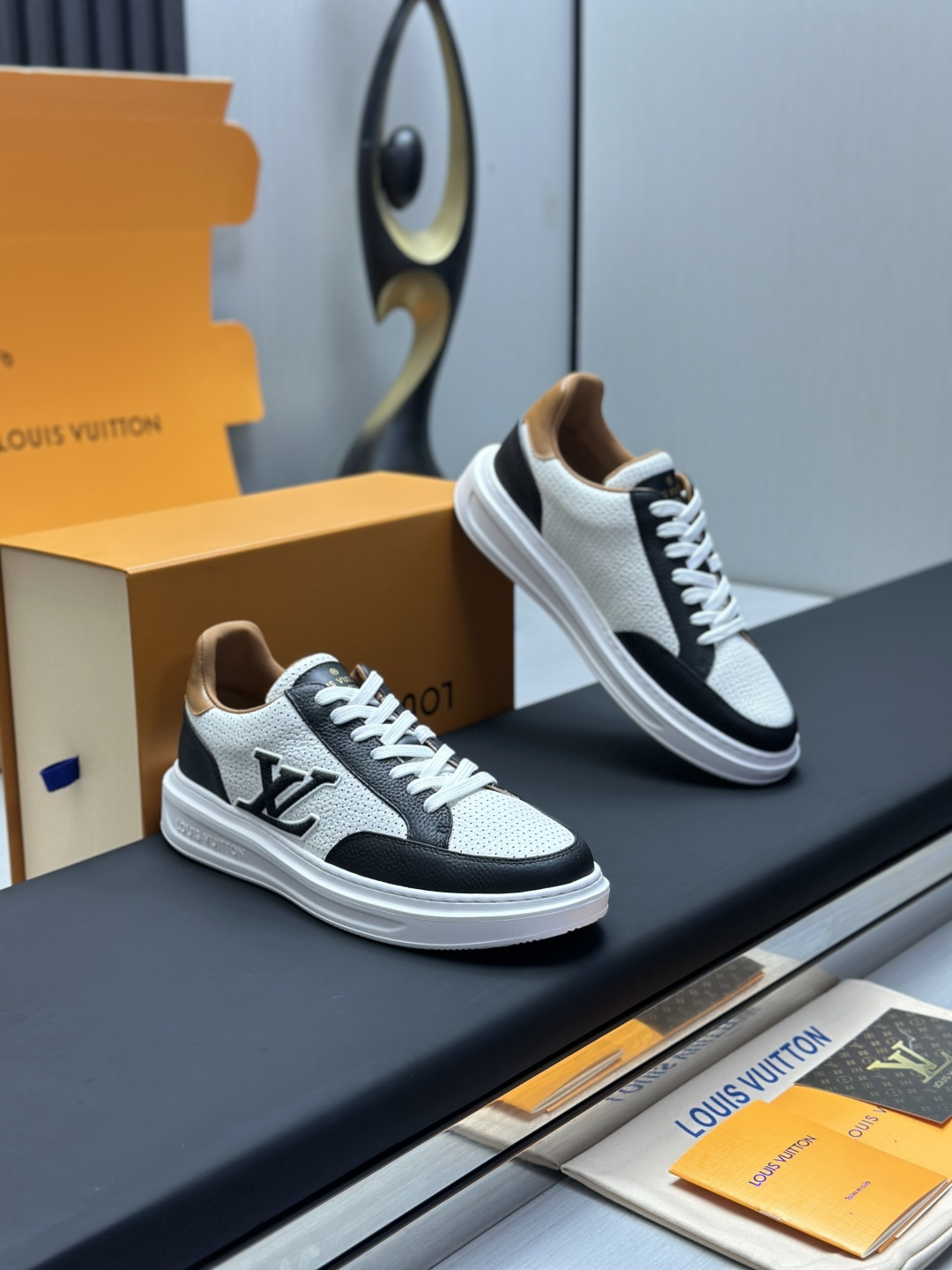 工厂直销&yen;360💰顶级版本全套包装❗️莞产高端货源LV 路易威登 驴牌 L家 BEVERLY HILLS系列 丹宁牛仔布 休闲 运动鞋
本款 Beverly Hills 运动鞋以 Monogram 丹宁布和粒面牛皮革重返新季，搭配厚实而轻盈的橡胶外底，为潮流设计融入舒适体验。鞋带四周勾勒皮革饰边，手写体路易威登标识压印其上
配送专柜精美包装🛍📦
▪️面料: 原版定制头层牛皮+牛仔布
▪️内里: 原版定制透气网里
▪️大底: 原版开模发泡材质
▪️底厚: 4CM
▪️Size:  男款39-45（4647定做
