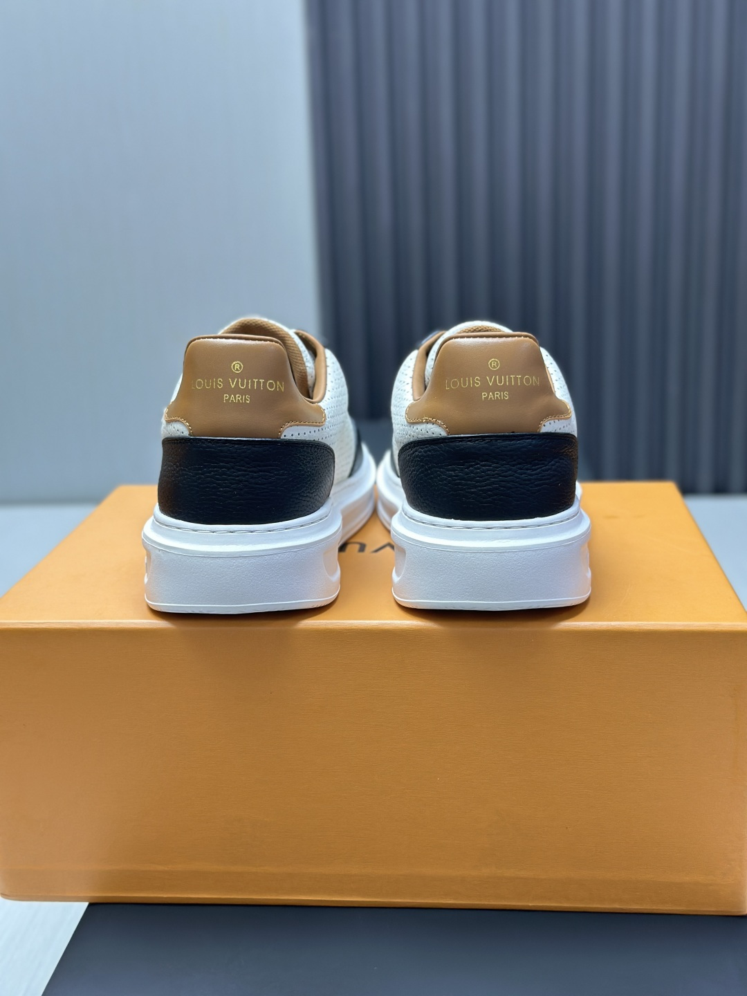 工厂直销&yen;360💰顶级版本全套包装❗️莞产高端货源LV 路易威登 驴牌 L家 BEVERLY HILLS系列 丹宁牛仔布 休闲 运动鞋
本款 Beverly Hills 运动鞋以 Monogram 丹宁布和粒面牛皮革重返新季，搭配厚实而轻盈的橡胶外底，为潮流设计融入舒适体验。鞋带四周勾勒皮革饰边，手写体路易威登标识压印其上
配送专柜精美包装🛍📦
▪️面料: 原版定制头层牛皮+牛仔布
▪️内里: 原版定制透气网里
▪️大底: 原版开模发泡材质
▪️底厚: 4CM
▪️Size:  男款39-45（4647定做