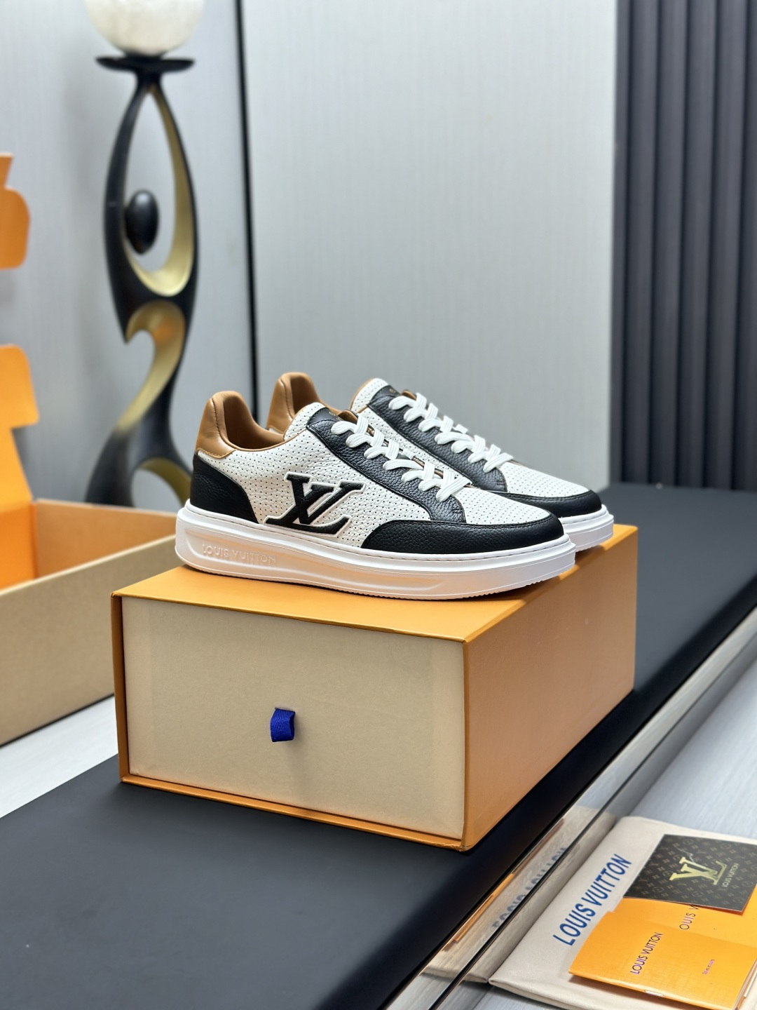 工厂直销&yen;360💰顶级版本全套包装❗️莞产高端货源LV 路易威登 驴牌 L家 BEVERLY HILLS系列 丹宁牛仔布 休闲 运动鞋
本款 Beverly Hills 运动鞋以 Monogram 丹宁布和粒面牛皮革重返新季，搭配厚实而轻盈的橡胶外底，为潮流设计融入舒适体验。鞋带四周勾勒皮革饰边，手写体路易威登标识压印其上
配送专柜精美包装🛍📦
▪️面料: 原版定制头层牛皮+牛仔布
▪️内里: 原版定制透气网里
▪️大底: 原版开模发泡材质
▪️底厚: 4CM
▪️Size:  男款39-45（4647定做