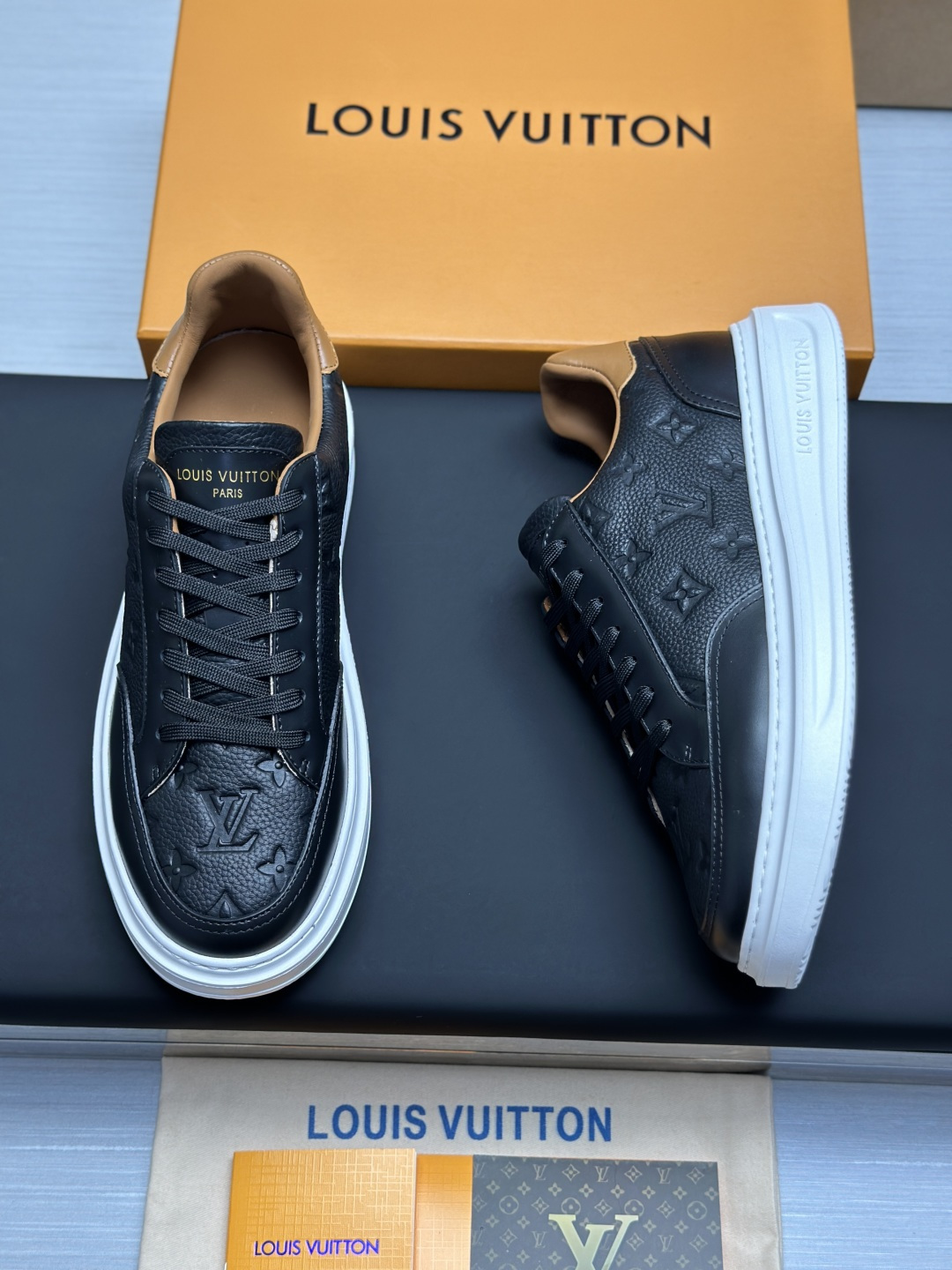 工厂直销&yen;360💰顶级版本全套包装❗️莞产高端货源LV 路易威登 驴牌 L家 BEVERLY HILLS系列 丹宁牛仔布 休闲 运动鞋
本款 Beverly Hills 运动鞋以 Monogram 丹宁布和粒面牛皮革重返新季，搭配厚实而轻盈的橡胶外底，为潮流设计融入舒适体验。鞋带四周勾勒皮革饰边，手写体路易威登标识压印其上
配送专柜精美包装🛍📦
▪️面料: 原版定制头层牛皮+牛仔布
▪️内里: 原版定制透气网里
▪️大底: 原版开模发泡材质
▪️底厚: 4CM
▪️Size:  男款39-45（4647定做