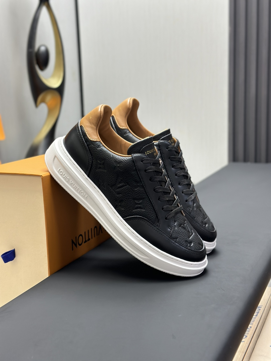 工厂直销&yen;360💰顶级版本全套包装❗️莞产高端货源LV 路易威登 驴牌 L家 BEVERLY HILLS系列 丹宁牛仔布 休闲 运动鞋
本款 Beverly Hills 运动鞋以 Monogram 丹宁布和粒面牛皮革重返新季，搭配厚实而轻盈的橡胶外底，为潮流设计融入舒适体验。鞋带四周勾勒皮革饰边，手写体路易威登标识压印其上
配送专柜精美包装🛍📦
▪️面料: 原版定制头层牛皮+牛仔布
▪️内里: 原版定制透气网里
▪️大底: 原版开模发泡材质
▪️底厚: 4CM
▪️Size:  男款39-45（4647定做