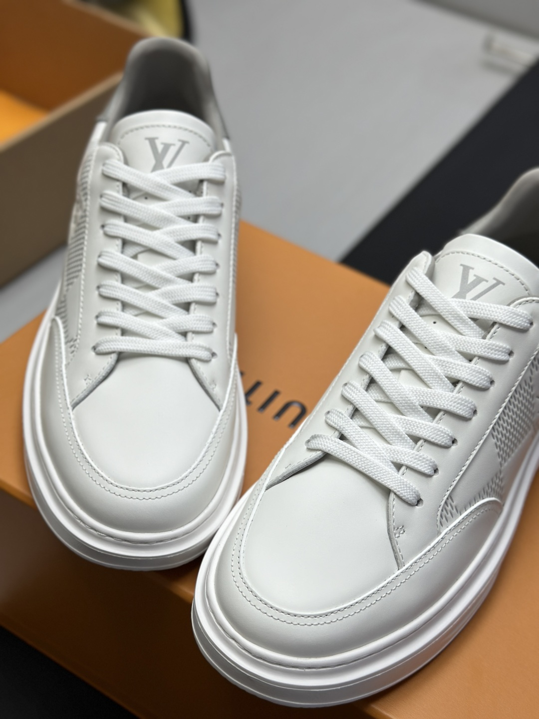 工厂直销&yen;360💰顶级版本全套包装❗️莞产高端货源LV 路易威登 驴牌 L家 BEVERLY HILLS系列 丹宁牛仔布 休闲 运动鞋
本款 Beverly Hills 运动鞋以 Monogram 丹宁布和粒面牛皮革重返新季，搭配厚实而轻盈的橡胶外底，为潮流设计融入舒适体验。鞋带四周勾勒皮革饰边，手写体路易威登标识压印其上
配送专柜精美包装🛍📦
▪️面料: 原版定制头层牛皮+牛仔布
▪️内里: 原版定制透气网里
▪️大底: 原版开模发泡材质
▪️底厚: 4CM
▪️Size:  男款39-45（4647定做