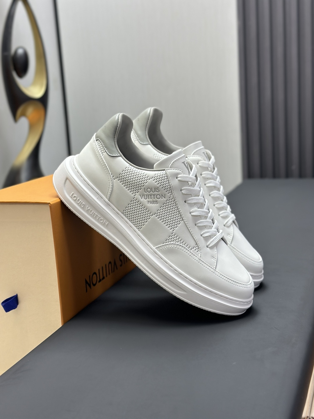 工厂直销&yen;360💰顶级版本全套包装❗️莞产高端货源LV 路易威登 驴牌 L家 BEVERLY HILLS系列 丹宁牛仔布 休闲 运动鞋
本款 Beverly Hills 运动鞋以 Monogram 丹宁布和粒面牛皮革重返新季，搭配厚实而轻盈的橡胶外底，为潮流设计融入舒适体验。鞋带四周勾勒皮革饰边，手写体路易威登标识压印其上
配送专柜精美包装🛍📦
▪️面料: 原版定制头层牛皮+牛仔布
▪️内里: 原版定制透气网里
▪️大底: 原版开模发泡材质
▪️底厚: 4CM
▪️Size:  男款39-45（4647定做