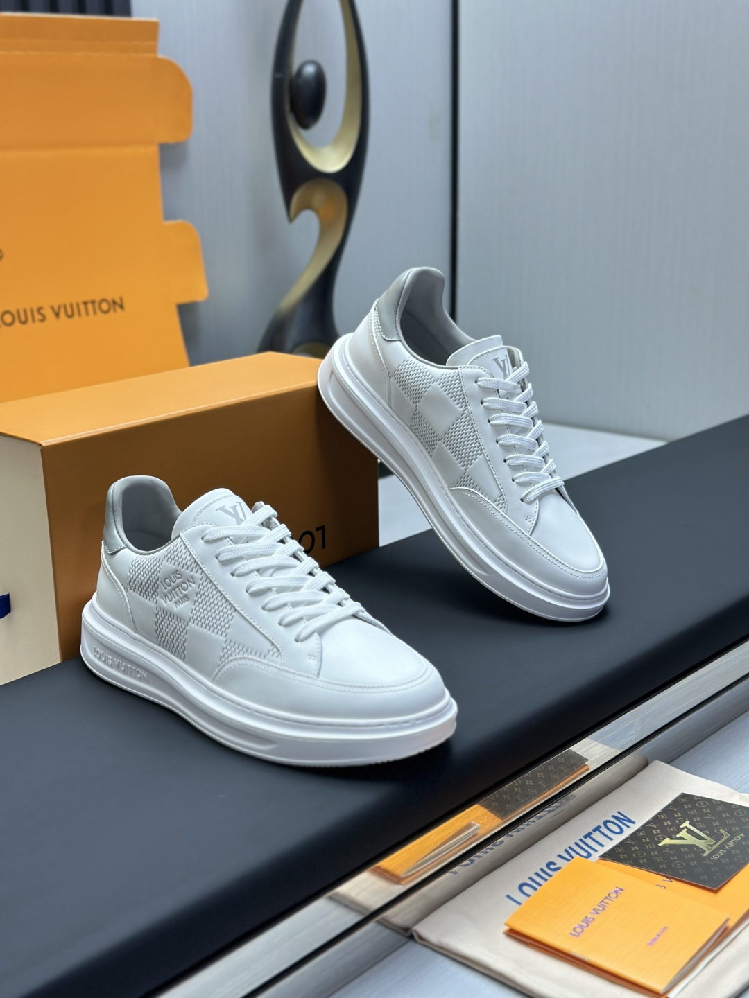 工厂直销&yen;360💰顶级版本全套包装❗️莞产高端货源LV 路易威登 驴牌 L家 BEVERLY HILLS系列 丹宁牛仔布 休闲 运动鞋
本款 Beverly Hills 运动鞋以 Monogram 丹宁布和粒面牛皮革重返新季，搭配厚实而轻盈的橡胶外底，为潮流设计融入舒适体验。鞋带四周勾勒皮革饰边，手写体路易威登标识压印其上
配送专柜精美包装🛍📦
▪️面料: 原版定制头层牛皮+牛仔布
▪️内里: 原版定制透气网里
▪️大底: 原版开模发泡材质
▪️底厚: 4CM
▪️Size:  男款39-45（4647定做