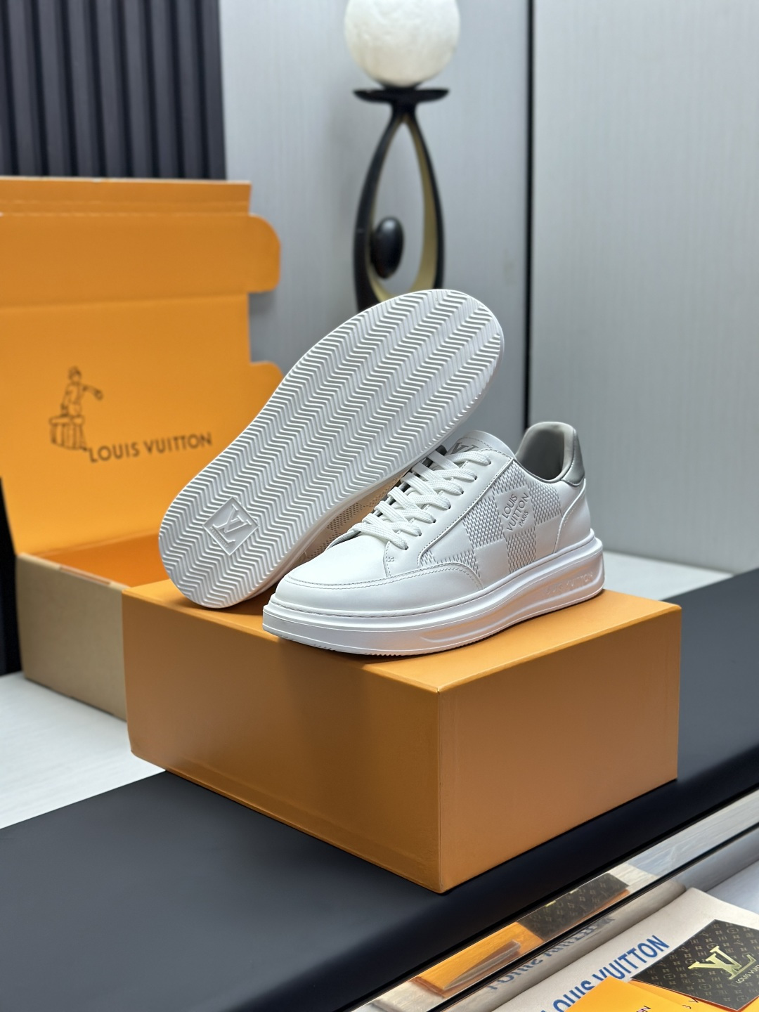 工厂直销&yen;360💰顶级版本全套包装❗️莞产高端货源LV 路易威登 驴牌 L家 BEVERLY HILLS系列 丹宁牛仔布 休闲 运动鞋
本款 Beverly Hills 运动鞋以 Monogram 丹宁布和粒面牛皮革重返新季，搭配厚实而轻盈的橡胶外底，为潮流设计融入舒适体验。鞋带四周勾勒皮革饰边，手写体路易威登标识压印其上
配送专柜精美包装🛍📦
▪️面料: 原版定制头层牛皮+牛仔布
▪️内里: 原版定制透气网里
▪️大底: 原版开模发泡材质
▪️底厚: 4CM
▪️Size:  男款39-45（4647定做