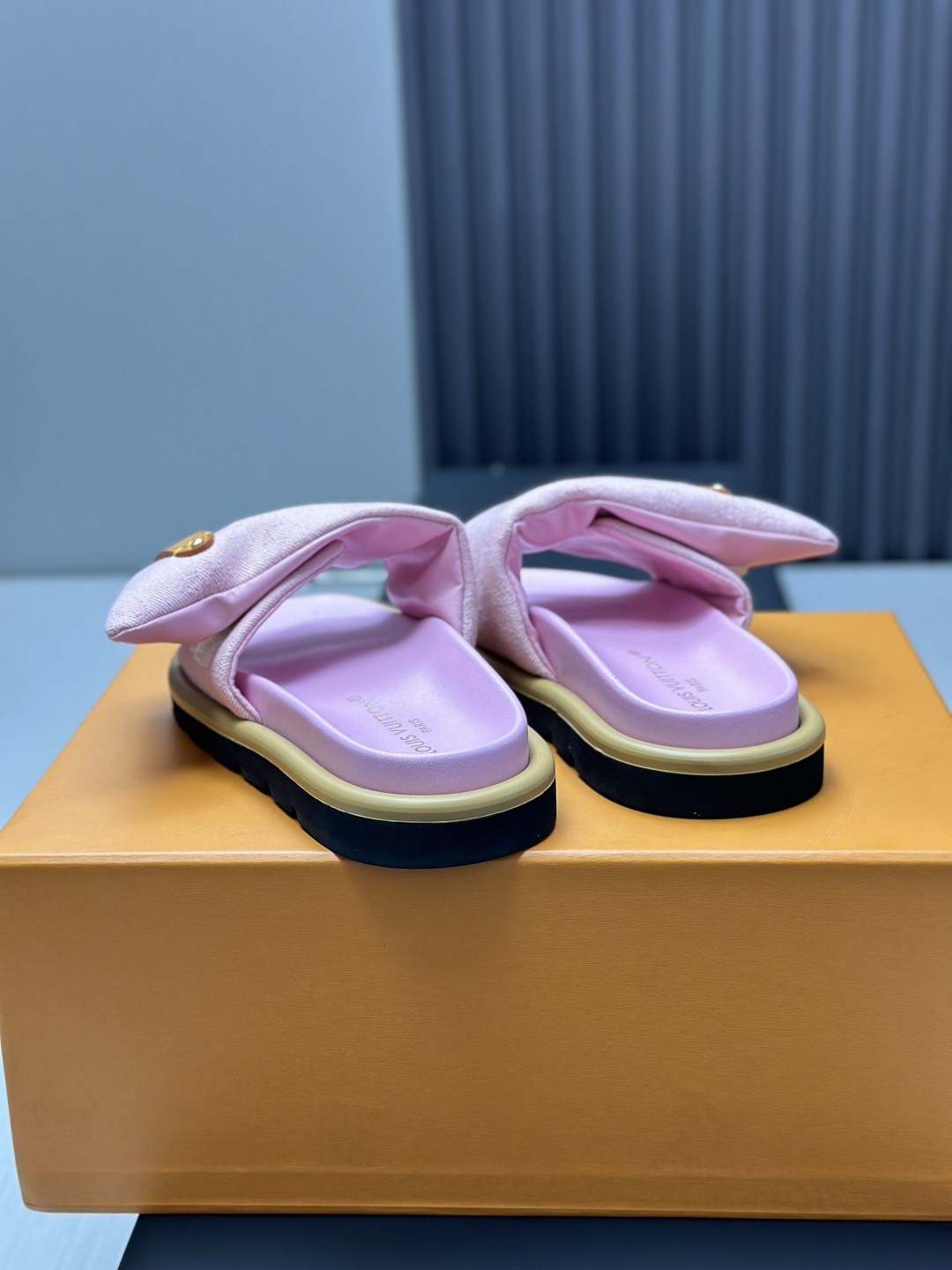跑量价工厂直销¥210💰
LV路易威登L家驴牌 POOL PILLOW COMFORT 魔术贴 动物图案 丹宁牛仔布 棋盘格 浮雕 面包 平底凉拖鞋
原版购入开发 做货 本款 Pool Pillow Comfort 平底凉拖由品牌与中国艺术家孙一钿联袂设计。Monogram 锦纶构筑可调节衬垫鞋带,其上映现艺术家笔下的可爱动物形象。斑马和斑点狗打破视觉对称,尽释诙谐意趣
配送专柜精美包装🛍📦
▪️面料: 原版定制科技织物面料
▪️内里:原版定制羊皮垫脚
▪️鞋底:原版开模橡胶发泡大底
▪️底厚:4CM
▪️Size: 女款35-40 / 男款39-45