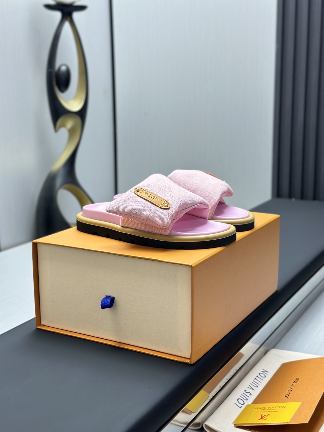 跑量价工厂直销¥210💰
LV路易威登L家驴牌 POOL PILLOW COMFORT 魔术贴 动物图案 丹宁牛仔布 棋盘格 浮雕 面包 平底凉拖鞋
原版购入开发 做货 本款 Pool Pillow Comfort 平底凉拖由品牌与中国艺术家孙一钿联袂设计。Monogram 锦纶构筑可调节衬垫鞋带,其上映现艺术家笔下的可爱动物形象。斑马和斑点狗打破视觉对称,尽释诙谐意趣
配送专柜精美包装🛍📦
▪️面料: 原版定制科技织物面料
▪️内里:原版定制羊皮垫脚
▪️鞋底:原版开模橡胶发泡大底
▪️底厚:4CM
▪️Size: 女款35-40 / 男款39-45