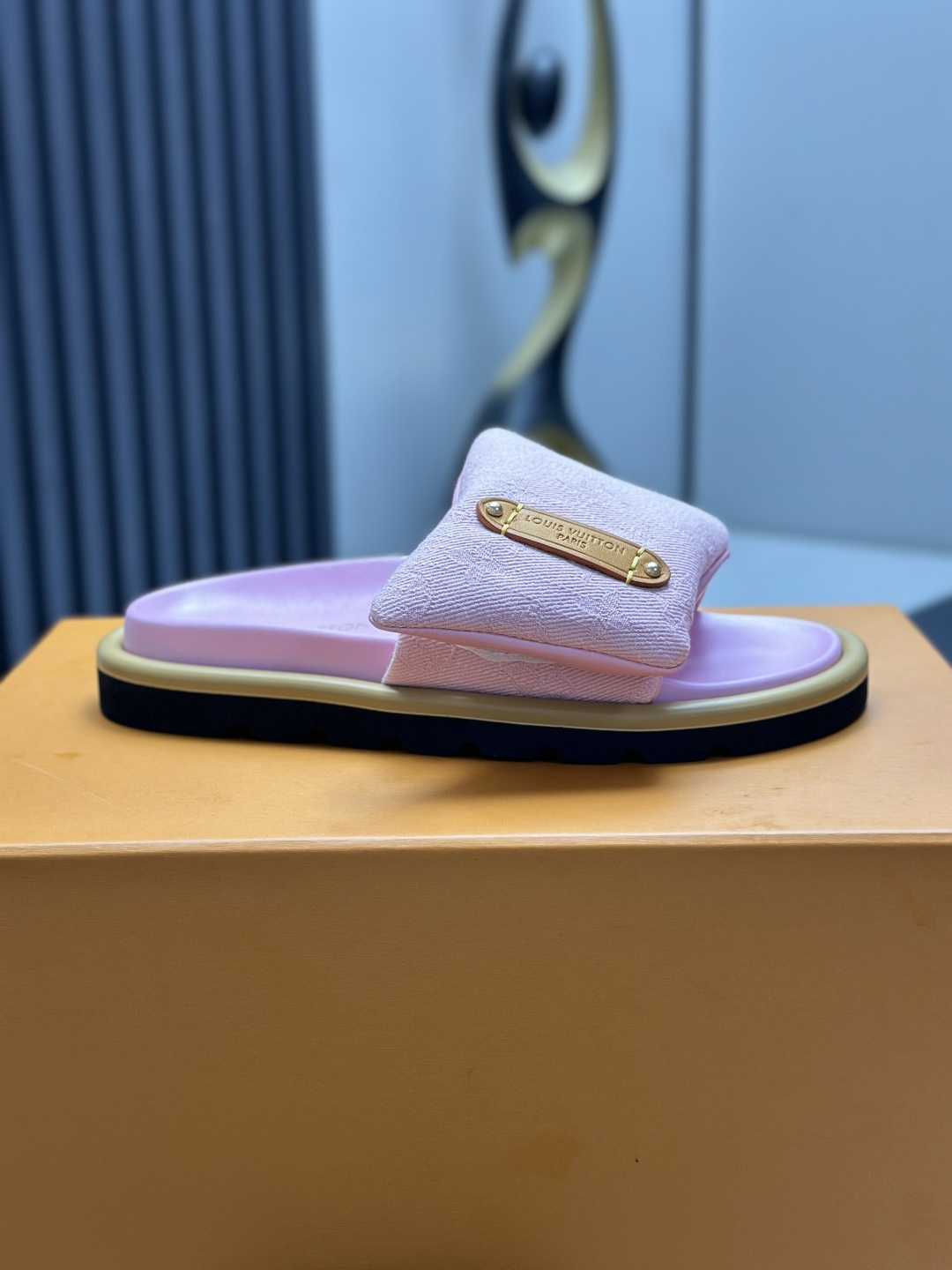 跑量价工厂直销¥210💰
LV路易威登L家驴牌 POOL PILLOW COMFORT 魔术贴 动物图案 丹宁牛仔布 棋盘格 浮雕 面包 平底凉拖鞋
原版购入开发 做货 本款 Pool Pillow Comfort 平底凉拖由品牌与中国艺术家孙一钿联袂设计。Monogram 锦纶构筑可调节衬垫鞋带,其上映现艺术家笔下的可爱动物形象。斑马和斑点狗打破视觉对称,尽释诙谐意趣
配送专柜精美包装🛍📦
▪️面料: 原版定制科技织物面料
▪️内里:原版定制羊皮垫脚
▪️鞋底:原版开模橡胶发泡大底
▪️底厚:4CM
▪️Size: 女款35-40 / 男款39-45