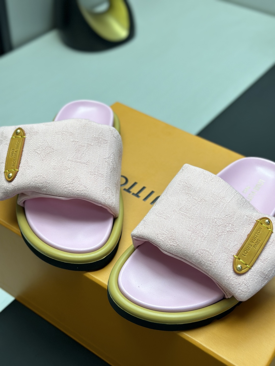 跑量价工厂直销¥210💰
LV路易威登L家驴牌 POOL PILLOW COMFORT 魔术贴 动物图案 丹宁牛仔布 棋盘格 浮雕 面包 平底凉拖鞋
原版购入开发 做货 本款 Pool Pillow Comfort 平底凉拖由品牌与中国艺术家孙一钿联袂设计。Monogram 锦纶构筑可调节衬垫鞋带,其上映现艺术家笔下的可爱动物形象。斑马和斑点狗打破视觉对称,尽释诙谐意趣
配送专柜精美包装🛍📦
▪️面料: 原版定制科技织物面料
▪️内里:原版定制羊皮垫脚
▪️鞋底:原版开模橡胶发泡大底
▪️底厚:4CM
▪️Size: 女款35-40 / 男款39-45