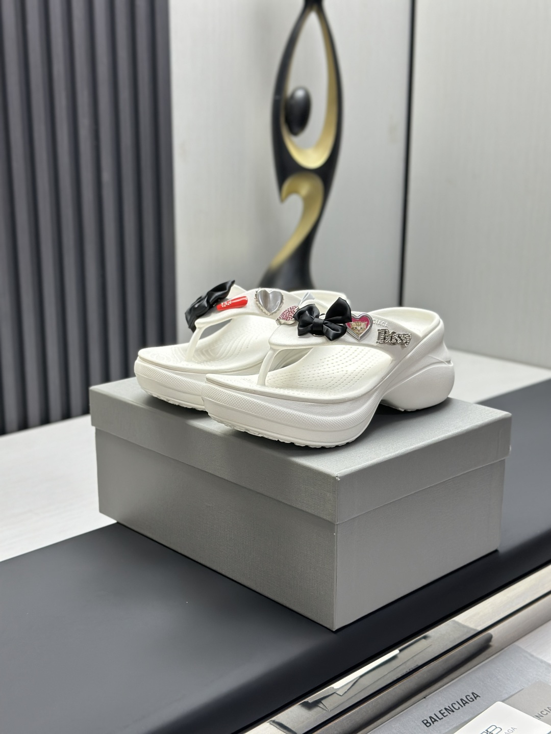 NO:349894,Balenciaga hardware buckle, Balenciaga trendy mop shoes!  Balenciaga Political Campaign Latest abrasive development!  European and American celebrities, celebrities, internet celebrity girls, big love style, exquisite upper hand-sewing threading, fluffy and soft, skin-friendly and soft, summer must-have, fashionable but not overly ostentatious, original natural rubber non-slip and wear-resistant bottom. Number 35-42, latest original packaging for supporting counters.,,balenciaga,balenciaga19860909Balenciaga 五金扣,巴黎世家潮品拖 鞋！ Balenciaga Political Campaign 最新磨具开发！ 欧美名媛 明星 网红girl 大爱款 精致鞋面手工缝纫走线 蓬松柔软 亲肤柔软夏季必备款 时尚却不过分张扬 原版天然橡胶防滑耐磨底.码数35-42配套专柜最新原包装.,,balenciaga,balenciaga,Men's shoes