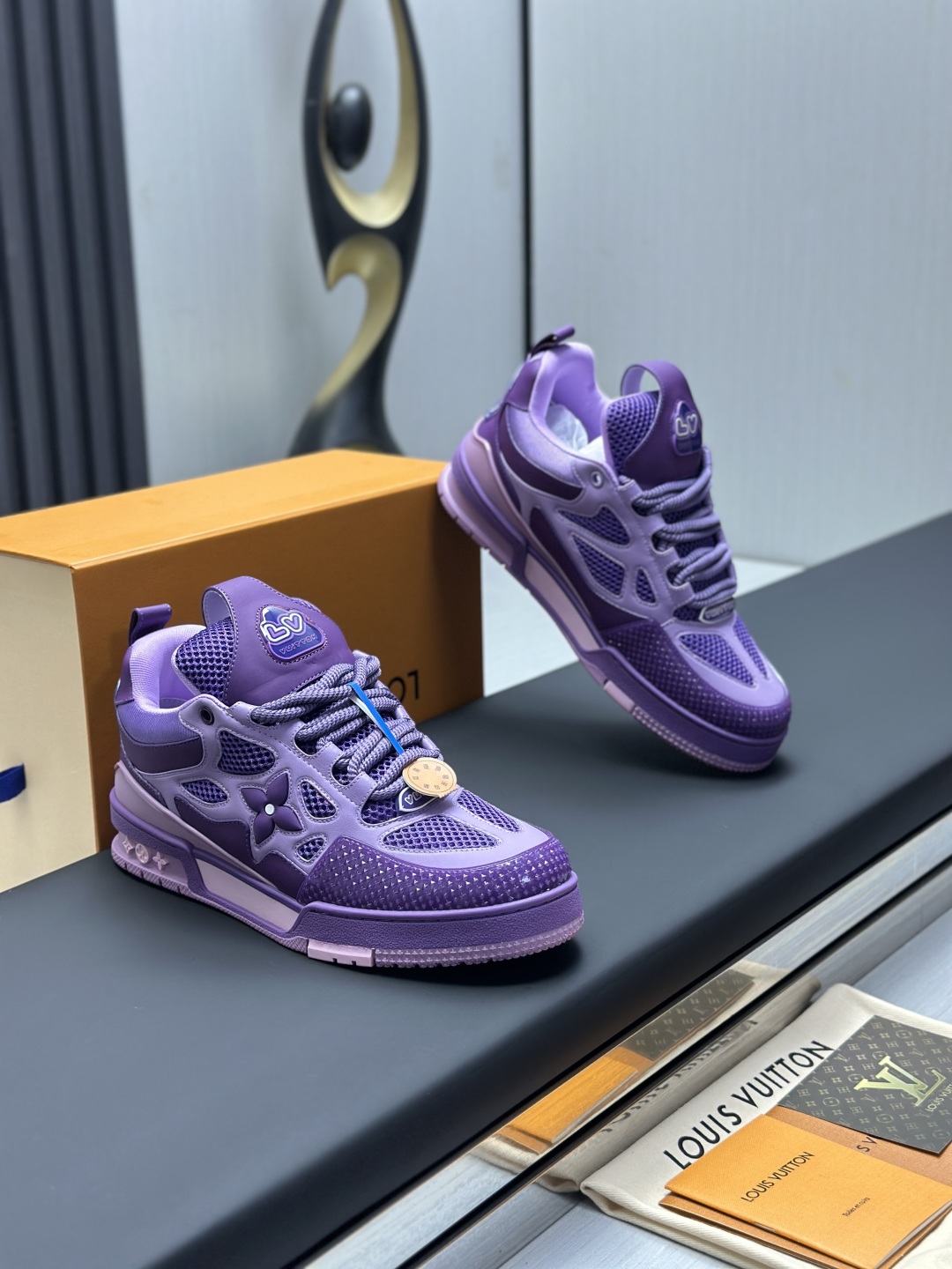 工厂直销¥400💰顶级版本 LV-路易威登-面包走秀新款
空胶工艺·原版1:1开发复刻!!上脚非常舒适 奢侈用料,做工精细,中底印有欧洲制造英文字母
鞋面由意大利进口小牛皮拼接,侧边饰有品牌LOGO标志及签名,最新乳胶垫脚➕网布内里,脚感超舒适。原厂特供原版双色TPU组合大底。套包工艺 固特异缝合锁边
面料:独家定制头层牛皮
配件:独家私模Vuitton 标识,
内里:定制丝滑网里-头层丝绸牛皮内里
大底:TPU组合大底耐磨防滑防黄
垫脚:新款乳胶垫-网纱吸汗
专柜工艺:全电脑针车拉线 鞋头 后套 冷热定型 全套拉帮套楦中低logo花纹
专柜包装 -鞋带 证书 卡片 说明书 合格证 防尘袋 全网最齐包装
女款35-40男款38-46(38/46订做不退换!