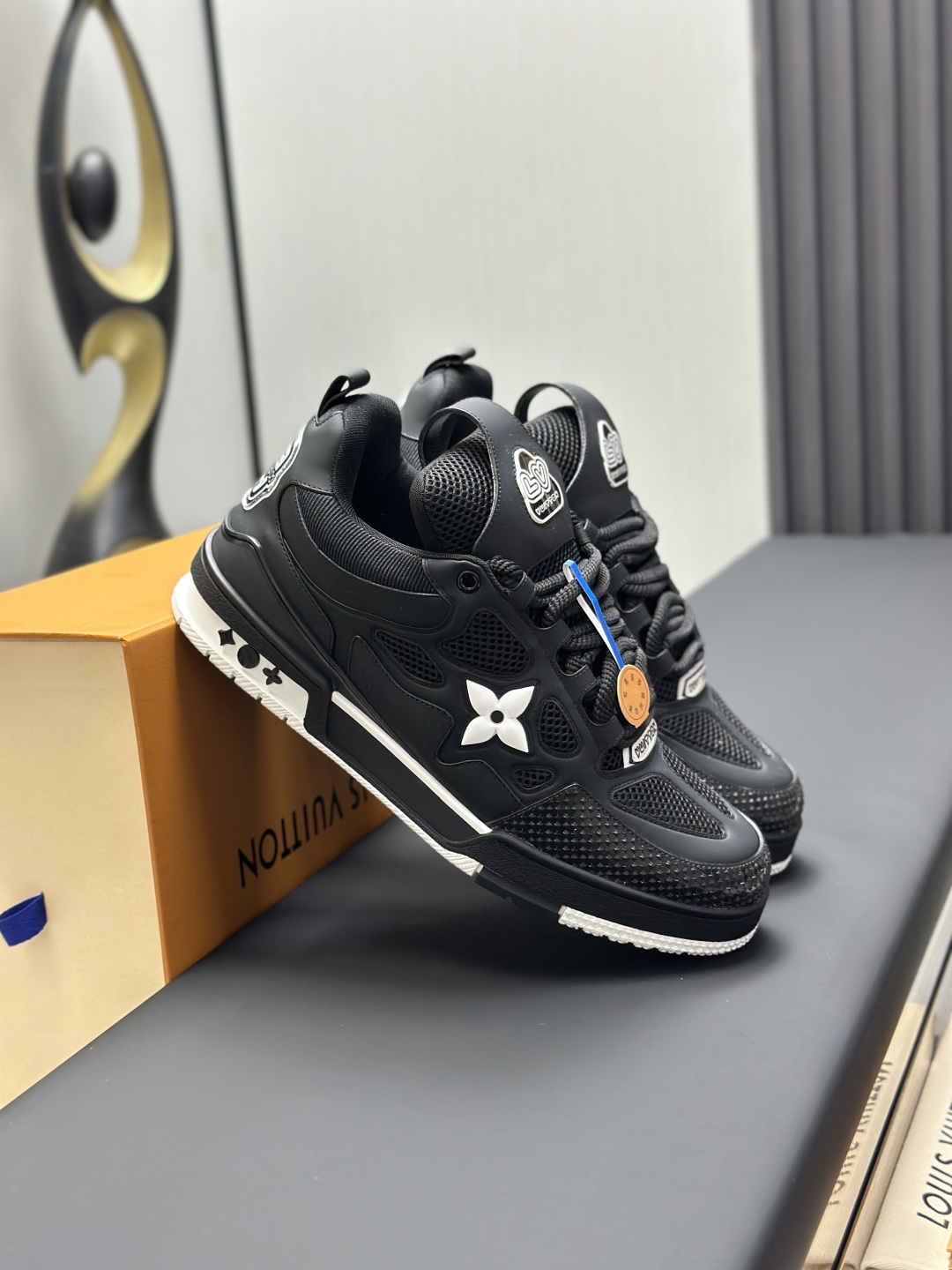 工厂直销¥400💰顶级版本 LV-路易威登-面包走秀新款
空胶工艺·原版1:1开发复刻!!上脚非常舒适 奢侈用料,做工精细,中底印有欧洲制造英文字母
鞋面由意大利进口小牛皮拼接,侧边饰有品牌LOGO标志及签名,最新乳胶垫脚➕网布内里,脚感超舒适。原厂特供原版双色TPU组合大底。套包工艺 固特异缝合锁边
面料:独家定制头层牛皮
配件:独家私模Vuitton 标识,
内里:定制丝滑网里-头层丝绸牛皮内里
大底:TPU组合大底耐磨防滑防黄
垫脚:新款乳胶垫-网纱吸汗
专柜工艺:全电脑针车拉线 鞋头 后套 冷热定型 全套拉帮套楦中低logo花纹
专柜包装 -鞋带 证书 卡片 说明书 合格证 防尘袋 全网最齐包装
女款35-40男款38-46(38/46订做不退换!