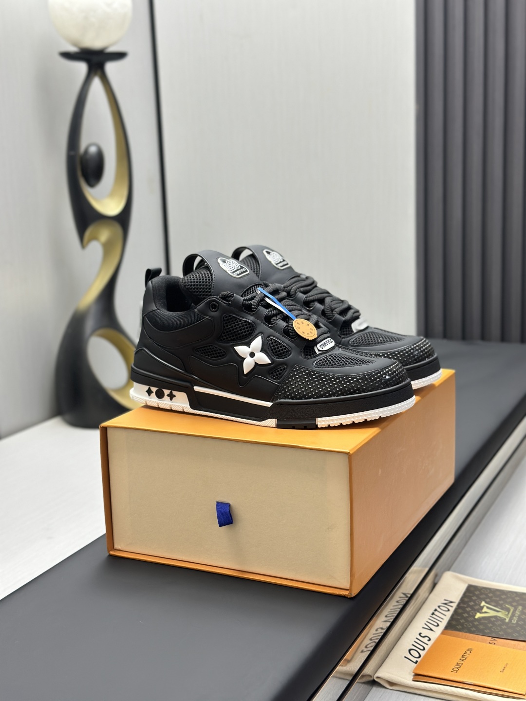 工厂直销¥400💰顶级版本 LV-路易威登-面包走秀新款
空胶工艺·原版1:1开发复刻!!上脚非常舒适 奢侈用料,做工精细,中底印有欧洲制造英文字母
鞋面由意大利进口小牛皮拼接,侧边饰有品牌LOGO标志及签名,最新乳胶垫脚➕网布内里,脚感超舒适。原厂特供原版双色TPU组合大底。套包工艺 固特异缝合锁边
面料:独家定制头层牛皮
配件:独家私模Vuitton 标识,
内里:定制丝滑网里-头层丝绸牛皮内里
大底:TPU组合大底耐磨防滑防黄
垫脚:新款乳胶垫-网纱吸汗
专柜工艺:全电脑针车拉线 鞋头 后套 冷热定型 全套拉帮套楦中低logo花纹
专柜包装 -鞋带 证书 卡片 说明书 合格证 防尘袋 全网最齐包装
女款35-40男款38-46(38/46订做不退换!