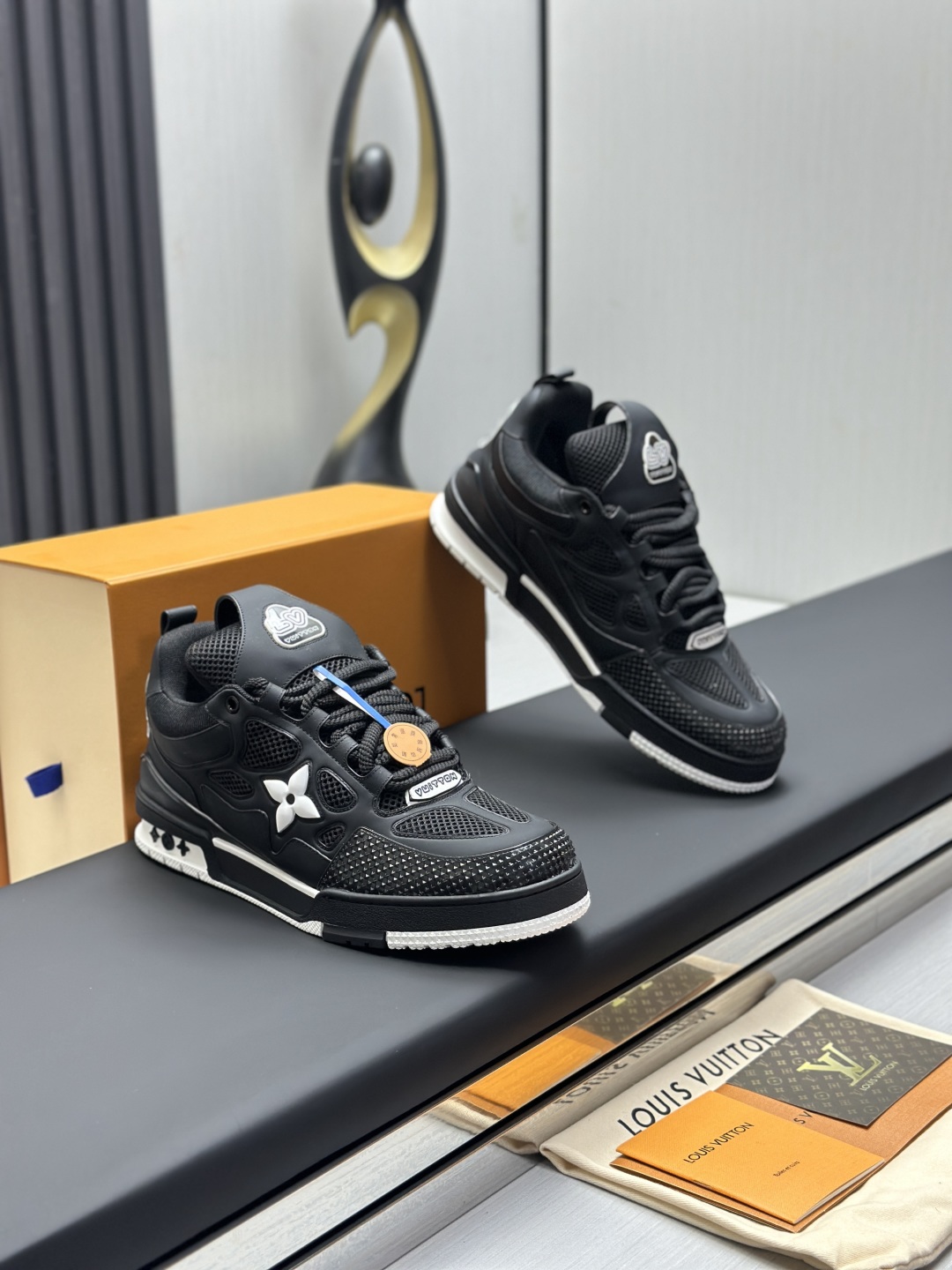 工厂直销¥400💰顶级版本 LV-路易威登-面包走秀新款
空胶工艺·原版1:1开发复刻!!上脚非常舒适 奢侈用料,做工精细,中底印有欧洲制造英文字母
鞋面由意大利进口小牛皮拼接,侧边饰有品牌LOGO标志及签名,最新乳胶垫脚➕网布内里,脚感超舒适。原厂特供原版双色TPU组合大底。套包工艺 固特异缝合锁边
面料:独家定制头层牛皮
配件:独家私模Vuitton 标识,
内里:定制丝滑网里-头层丝绸牛皮内里
大底:TPU组合大底耐磨防滑防黄
垫脚:新款乳胶垫-网纱吸汗
专柜工艺:全电脑针车拉线 鞋头 后套 冷热定型 全套拉帮套楦中低logo花纹
专柜包装 -鞋带 证书 卡片 说明书 合格证 防尘袋 全网最齐包装
女款35-40男款38-46(38/46订做不退换!