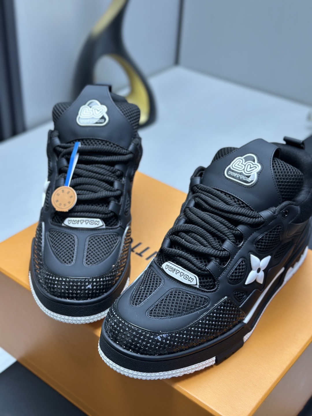 工厂直销¥400💰顶级版本 LV-路易威登-面包走秀新款
空胶工艺·原版1:1开发复刻!!上脚非常舒适 奢侈用料,做工精细,中底印有欧洲制造英文字母
鞋面由意大利进口小牛皮拼接,侧边饰有品牌LOGO标志及签名,最新乳胶垫脚➕网布内里,脚感超舒适。原厂特供原版双色TPU组合大底。套包工艺 固特异缝合锁边
面料:独家定制头层牛皮
配件:独家私模Vuitton 标识,
内里:定制丝滑网里-头层丝绸牛皮内里
大底:TPU组合大底耐磨防滑防黄
垫脚:新款乳胶垫-网纱吸汗
专柜工艺:全电脑针车拉线 鞋头 后套 冷热定型 全套拉帮套楦中低logo花纹
专柜包装 -鞋带 证书 卡片 说明书 合格证 防尘袋 全网最齐包装
女款35-40男款38-46(38/46订做不退换!
