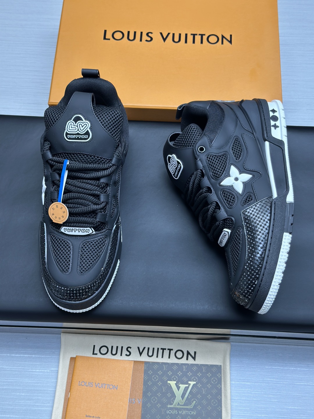 工厂直销¥400💰顶级版本 LV-路易威登-面包走秀新款
空胶工艺·原版1:1开发复刻!!上脚非常舒适 奢侈用料,做工精细,中底印有欧洲制造英文字母
鞋面由意大利进口小牛皮拼接,侧边饰有品牌LOGO标志及签名,最新乳胶垫脚➕网布内里,脚感超舒适。原厂特供原版双色TPU组合大底。套包工艺 固特异缝合锁边
面料:独家定制头层牛皮
配件:独家私模Vuitton 标识,
内里:定制丝滑网里-头层丝绸牛皮内里
大底:TPU组合大底耐磨防滑防黄
垫脚:新款乳胶垫-网纱吸汗
专柜工艺:全电脑针车拉线 鞋头 后套 冷热定型 全套拉帮套楦中低logo花纹
专柜包装 -鞋带 证书 卡片 说明书 合格证 防尘袋 全网最齐包装
女款35-40男款38-46(38/46订做不退换!