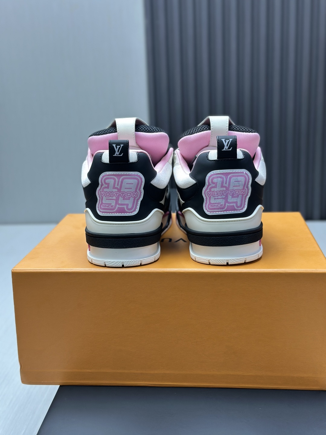 工厂直销¥400💰顶级版本 LV-路易威登-面包走秀新款
空胶工艺·原版1:1开发复刻!!上脚非常舒适 奢侈用料,做工精细,中底印有欧洲制造英文字母
鞋面由意大利进口小牛皮拼接,侧边饰有品牌LOGO标志及签名,最新乳胶垫脚➕网布内里,脚感超舒适。原厂特供原版双色TPU组合大底。套包工艺 固特异缝合锁边
面料:独家定制头层牛皮
配件:独家私模Vuitton 标识,
内里:定制丝滑网里-头层丝绸牛皮内里
大底:TPU组合大底耐磨防滑防黄
垫脚:新款乳胶垫-网纱吸汗
专柜工艺:全电脑针车拉线 鞋头 后套 冷热定型 全套拉帮套楦中低logo花纹
专柜包装 -鞋带 证书 卡片 说明书 合格证 防尘袋 全网最齐包装
女款35-40男款38-46(38/46订做不退换!
