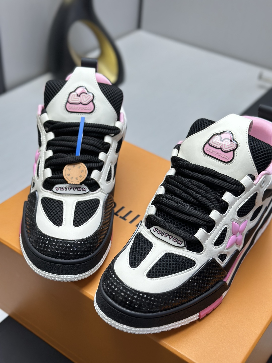 工厂直销¥400💰顶级版本 LV-路易威登-面包走秀新款
空胶工艺·原版1:1开发复刻!!上脚非常舒适 奢侈用料,做工精细,中底印有欧洲制造英文字母
鞋面由意大利进口小牛皮拼接,侧边饰有品牌LOGO标志及签名,最新乳胶垫脚➕网布内里,脚感超舒适。原厂特供原版双色TPU组合大底。套包工艺 固特异缝合锁边
面料:独家定制头层牛皮
配件:独家私模Vuitton 标识,
内里:定制丝滑网里-头层丝绸牛皮内里
大底:TPU组合大底耐磨防滑防黄
垫脚:新款乳胶垫-网纱吸汗
专柜工艺:全电脑针车拉线 鞋头 后套 冷热定型 全套拉帮套楦中低logo花纹
专柜包装 -鞋带 证书 卡片 说明书 合格证 防尘袋 全网最齐包装
女款35-40男款38-46(38/46订做不退换!