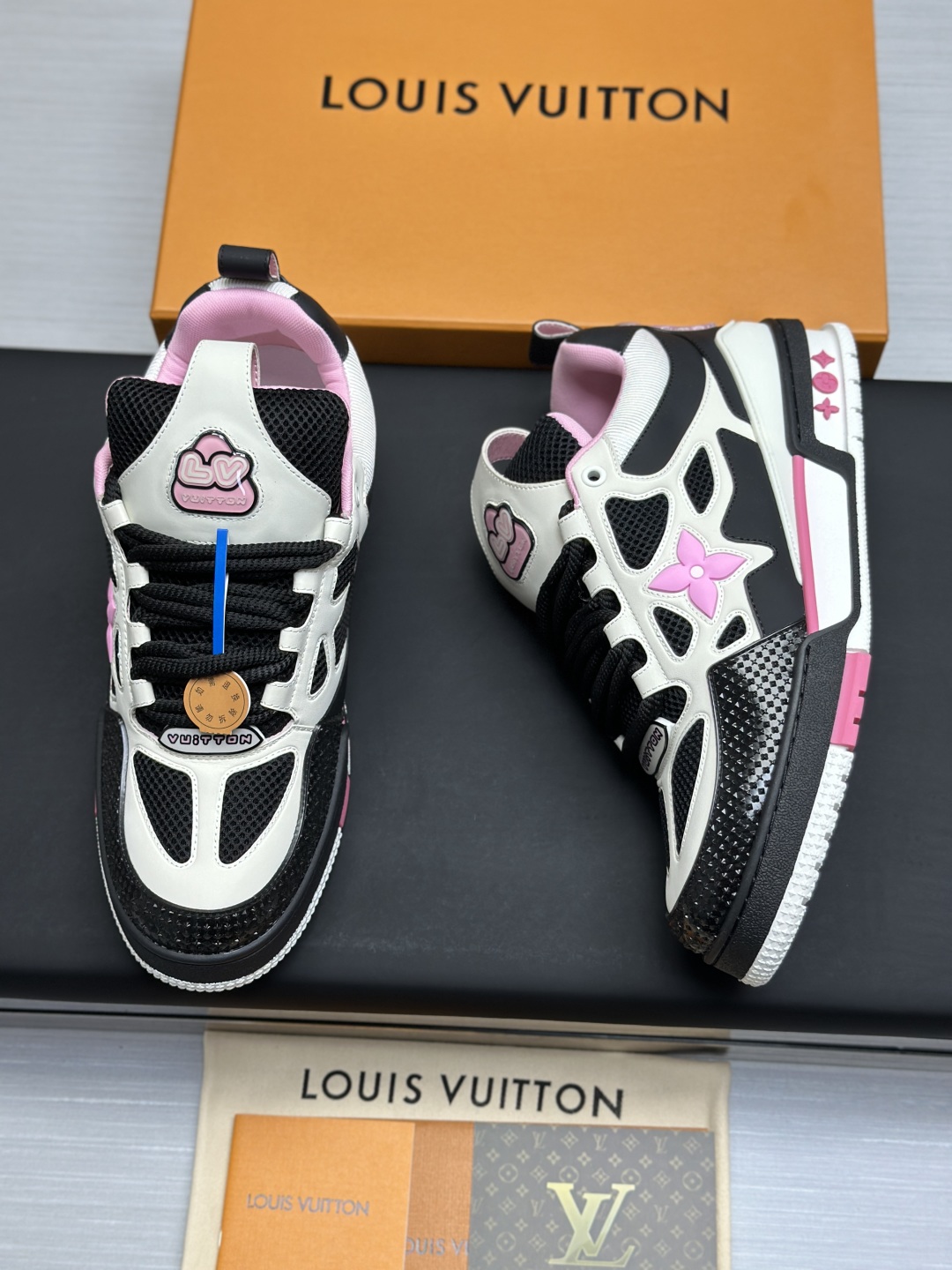 工厂直销¥400💰顶级版本 LV-路易威登-面包走秀新款
空胶工艺·原版1:1开发复刻!!上脚非常舒适 奢侈用料,做工精细,中底印有欧洲制造英文字母
鞋面由意大利进口小牛皮拼接,侧边饰有品牌LOGO标志及签名,最新乳胶垫脚➕网布内里,脚感超舒适。原厂特供原版双色TPU组合大底。套包工艺 固特异缝合锁边
面料:独家定制头层牛皮
配件:独家私模Vuitton 标识,
内里:定制丝滑网里-头层丝绸牛皮内里
大底:TPU组合大底耐磨防滑防黄
垫脚:新款乳胶垫-网纱吸汗
专柜工艺:全电脑针车拉线 鞋头 后套 冷热定型 全套拉帮套楦中低logo花纹
专柜包装 -鞋带 证书 卡片 说明书 合格证 防尘袋 全网最齐包装
女款35-40男款38-46(38/46订做不退换!