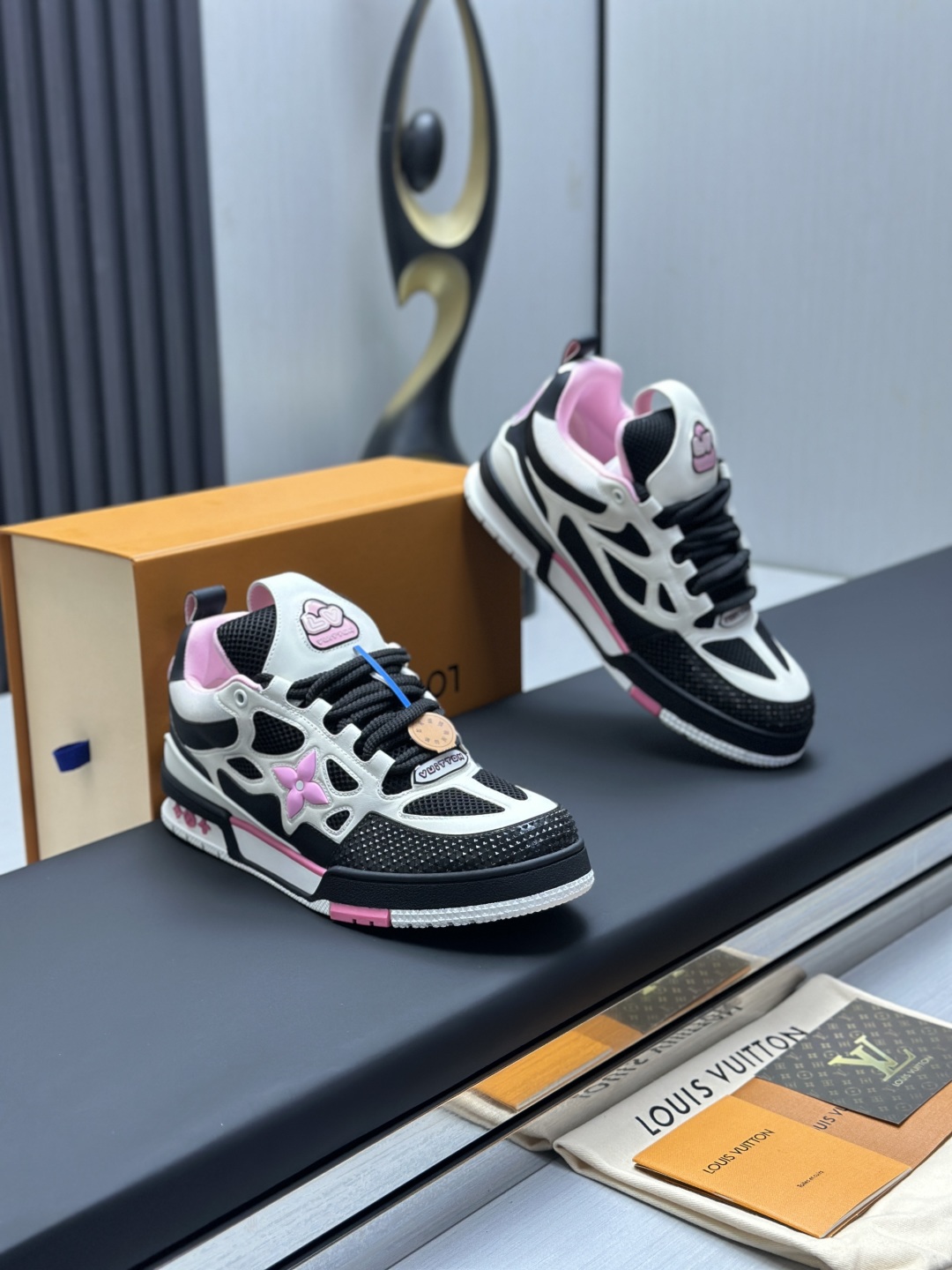 工厂直销¥400💰顶级版本 LV-路易威登-面包走秀新款
空胶工艺·原版1:1开发复刻!!上脚非常舒适 奢侈用料,做工精细,中底印有欧洲制造英文字母
鞋面由意大利进口小牛皮拼接,侧边饰有品牌LOGO标志及签名,最新乳胶垫脚➕网布内里,脚感超舒适。原厂特供原版双色TPU组合大底。套包工艺 固特异缝合锁边
面料:独家定制头层牛皮
配件:独家私模Vuitton 标识,
内里:定制丝滑网里-头层丝绸牛皮内里
大底:TPU组合大底耐磨防滑防黄
垫脚:新款乳胶垫-网纱吸汗
专柜工艺:全电脑针车拉线 鞋头 后套 冷热定型 全套拉帮套楦中低logo花纹
专柜包装 -鞋带 证书 卡片 说明书 合格证 防尘袋 全网最齐包装
女款35-40男款38-46(38/46订做不退换!