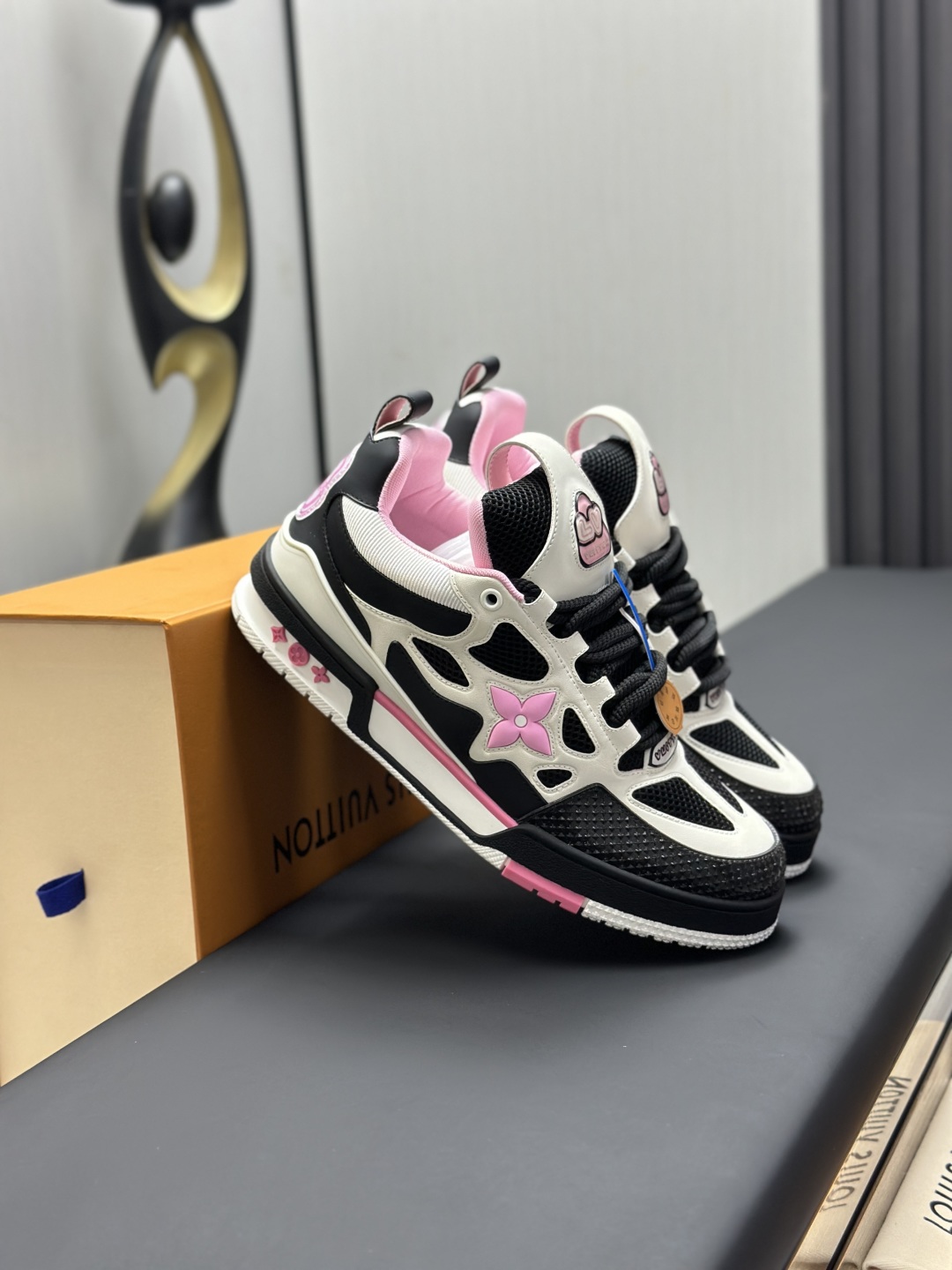 工厂直销¥400💰顶级版本 LV-路易威登-面包走秀新款
空胶工艺·原版1:1开发复刻!!上脚非常舒适 奢侈用料,做工精细,中底印有欧洲制造英文字母
鞋面由意大利进口小牛皮拼接,侧边饰有品牌LOGO标志及签名,最新乳胶垫脚➕网布内里,脚感超舒适。原厂特供原版双色TPU组合大底。套包工艺 固特异缝合锁边
面料:独家定制头层牛皮
配件:独家私模Vuitton 标识,
内里:定制丝滑网里-头层丝绸牛皮内里
大底:TPU组合大底耐磨防滑防黄
垫脚:新款乳胶垫-网纱吸汗
专柜工艺:全电脑针车拉线 鞋头 后套 冷热定型 全套拉帮套楦中低logo花纹
专柜包装 -鞋带 证书 卡片 说明书 合格证 防尘袋 全网最齐包装
女款35-40男款38-46(38/46订做不退换!