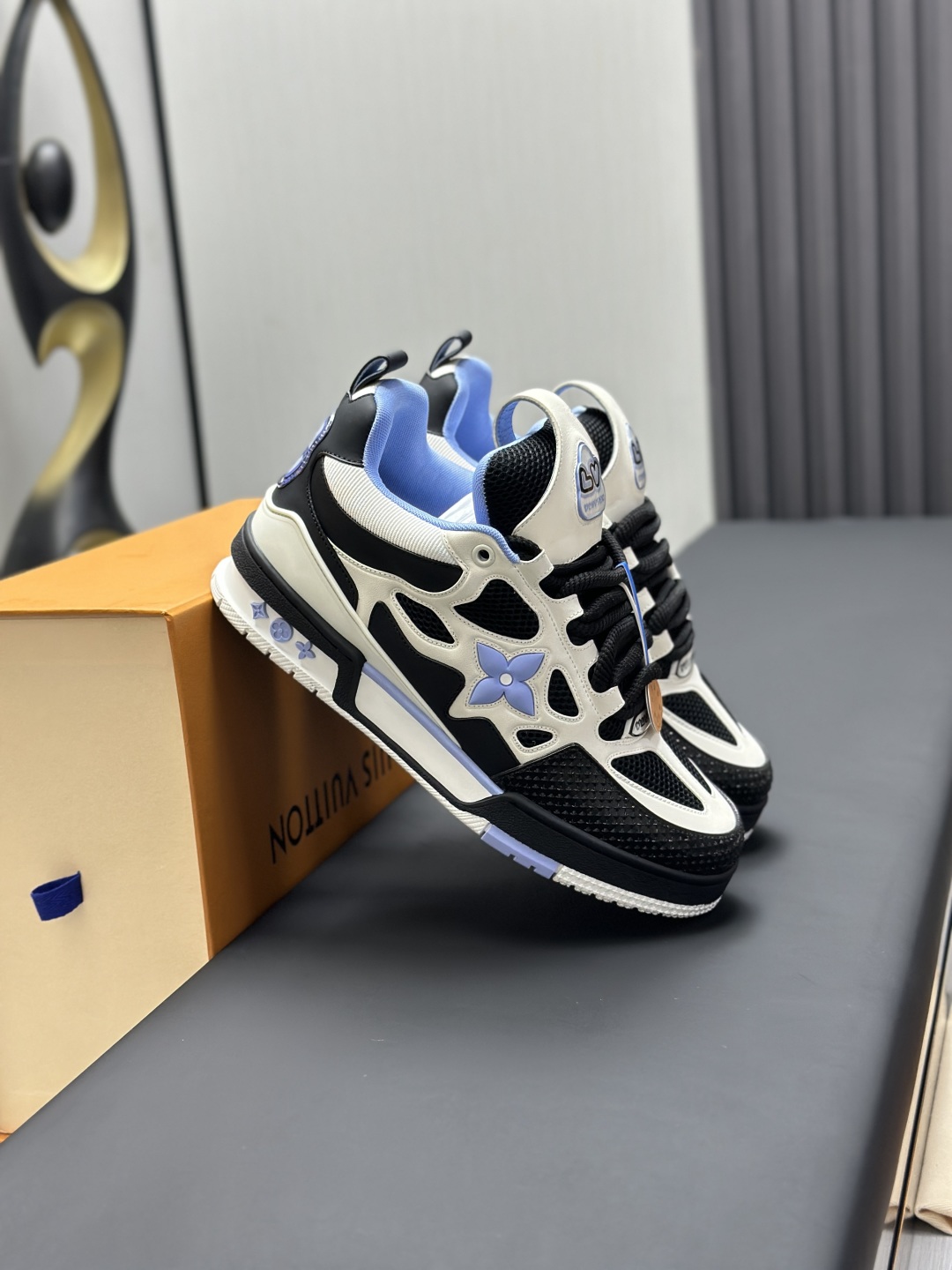 工厂直销¥400💰顶级版本 LV-路易威登-面包走秀新款
空胶工艺·原版1:1开发复刻!!上脚非常舒适 奢侈用料,做工精细,中底印有欧洲制造英文字母
鞋面由意大利进口小牛皮拼接,侧边饰有品牌LOGO标志及签名,最新乳胶垫脚➕网布内里,脚感超舒适。原厂特供原版双色TPU组合大底。套包工艺 固特异缝合锁边
面料:独家定制头层牛皮
配件:独家私模Vuitton 标识,
内里:定制丝滑网里-头层丝绸牛皮内里
大底:TPU组合大底耐磨防滑防黄
垫脚:新款乳胶垫-网纱吸汗
专柜工艺:全电脑针车拉线 鞋头 后套 冷热定型 全套拉帮套楦中低logo花纹
专柜包装 -鞋带 证书 卡片 说明书 合格证 防尘袋 全网最齐包装
女款35-40男款38-46(38/46订做不退换!