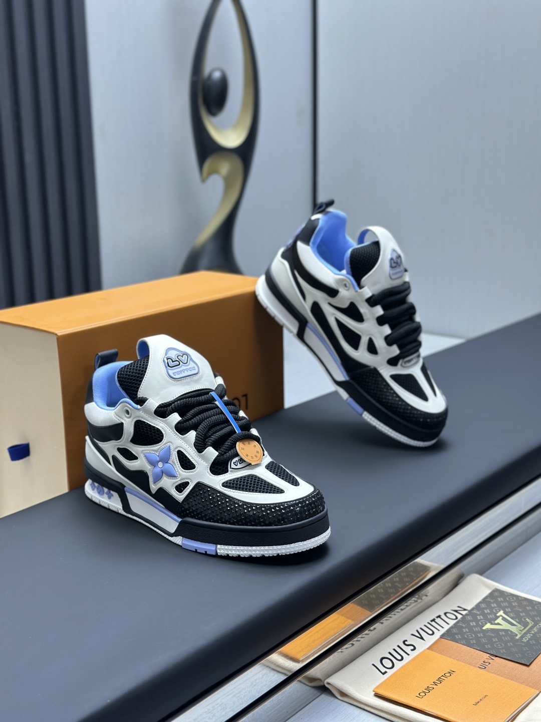 工厂直销¥400💰顶级版本 LV-路易威登-面包走秀新款
空胶工艺·原版1:1开发复刻!!上脚非常舒适 奢侈用料,做工精细,中底印有欧洲制造英文字母
鞋面由意大利进口小牛皮拼接,侧边饰有品牌LOGO标志及签名,最新乳胶垫脚➕网布内里,脚感超舒适。原厂特供原版双色TPU组合大底。套包工艺 固特异缝合锁边
面料:独家定制头层牛皮
配件:独家私模Vuitton 标识,
内里:定制丝滑网里-头层丝绸牛皮内里
大底:TPU组合大底耐磨防滑防黄
垫脚:新款乳胶垫-网纱吸汗
专柜工艺:全电脑针车拉线 鞋头 后套 冷热定型 全套拉帮套楦中低logo花纹
专柜包装 -鞋带 证书 卡片 说明书 合格证 防尘袋 全网最齐包装
女款35-40男款38-46(38/46订做不退换!