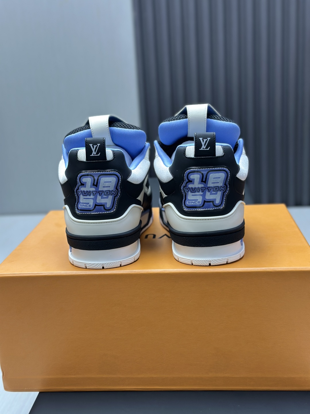 工厂直销¥400💰顶级版本 LV-路易威登-面包走秀新款
空胶工艺·原版1:1开发复刻!!上脚非常舒适 奢侈用料,做工精细,中底印有欧洲制造英文字母
鞋面由意大利进口小牛皮拼接,侧边饰有品牌LOGO标志及签名,最新乳胶垫脚➕网布内里,脚感超舒适。原厂特供原版双色TPU组合大底。套包工艺 固特异缝合锁边
面料:独家定制头层牛皮
配件:独家私模Vuitton 标识,
内里:定制丝滑网里-头层丝绸牛皮内里
大底:TPU组合大底耐磨防滑防黄
垫脚:新款乳胶垫-网纱吸汗
专柜工艺:全电脑针车拉线 鞋头 后套 冷热定型 全套拉帮套楦中低logo花纹
专柜包装 -鞋带 证书 卡片 说明书 合格证 防尘袋 全网最齐包装
女款35-40男款38-46(38/46订做不退换!