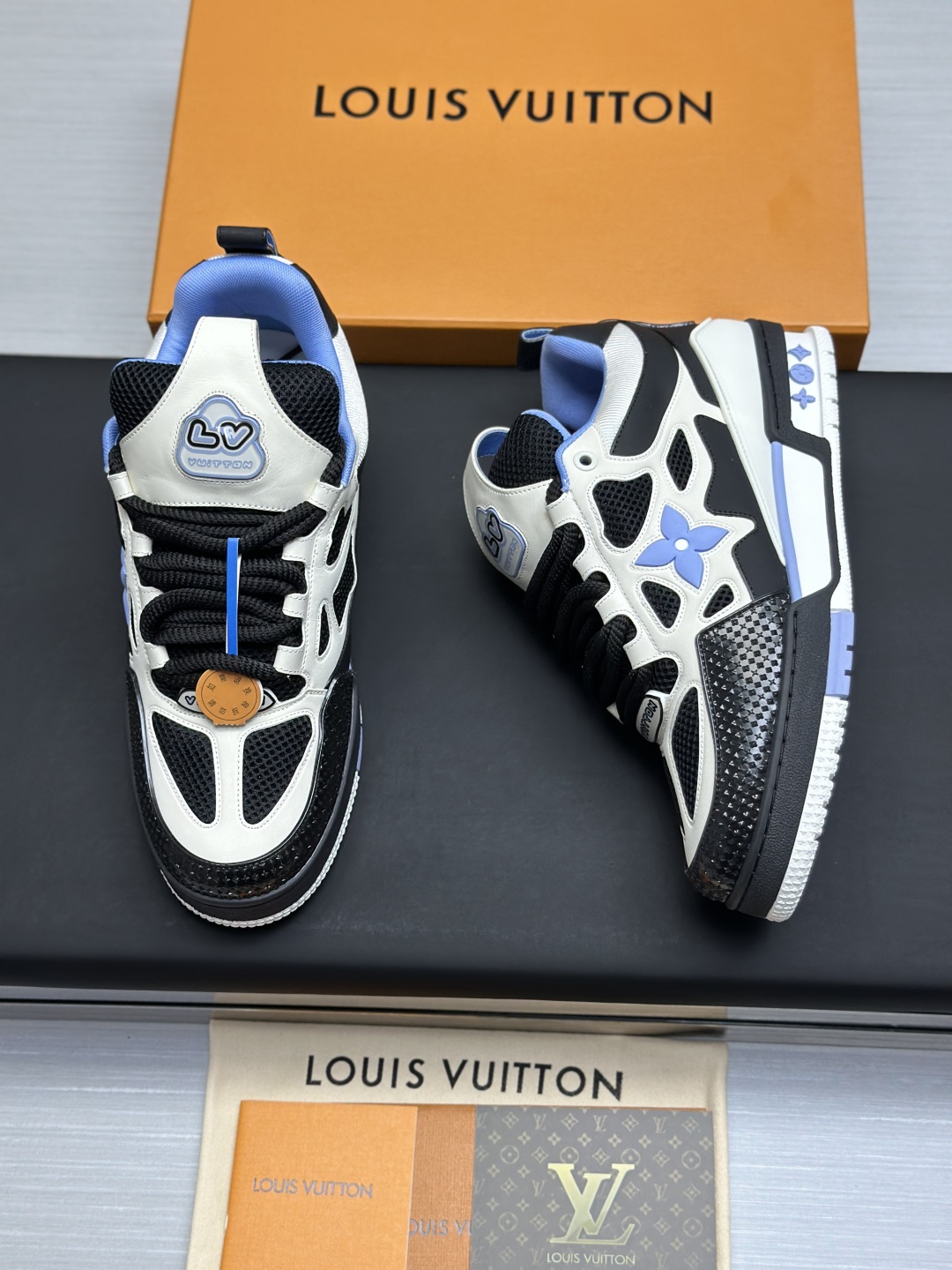 工厂直销¥400💰顶级版本 LV-路易威登-面包走秀新款
空胶工艺·原版1:1开发复刻!!上脚非常舒适 奢侈用料,做工精细,中底印有欧洲制造英文字母
鞋面由意大利进口小牛皮拼接,侧边饰有品牌LOGO标志及签名,最新乳胶垫脚➕网布内里,脚感超舒适。原厂特供原版双色TPU组合大底。套包工艺 固特异缝合锁边
面料:独家定制头层牛皮
配件:独家私模Vuitton 标识,
内里:定制丝滑网里-头层丝绸牛皮内里
大底:TPU组合大底耐磨防滑防黄
垫脚:新款乳胶垫-网纱吸汗
专柜工艺:全电脑针车拉线 鞋头 后套 冷热定型 全套拉帮套楦中低logo花纹
专柜包装 -鞋带 证书 卡片 说明书 合格证 防尘袋 全网最齐包装
女款35-40男款38-46(38/46订做不退换!