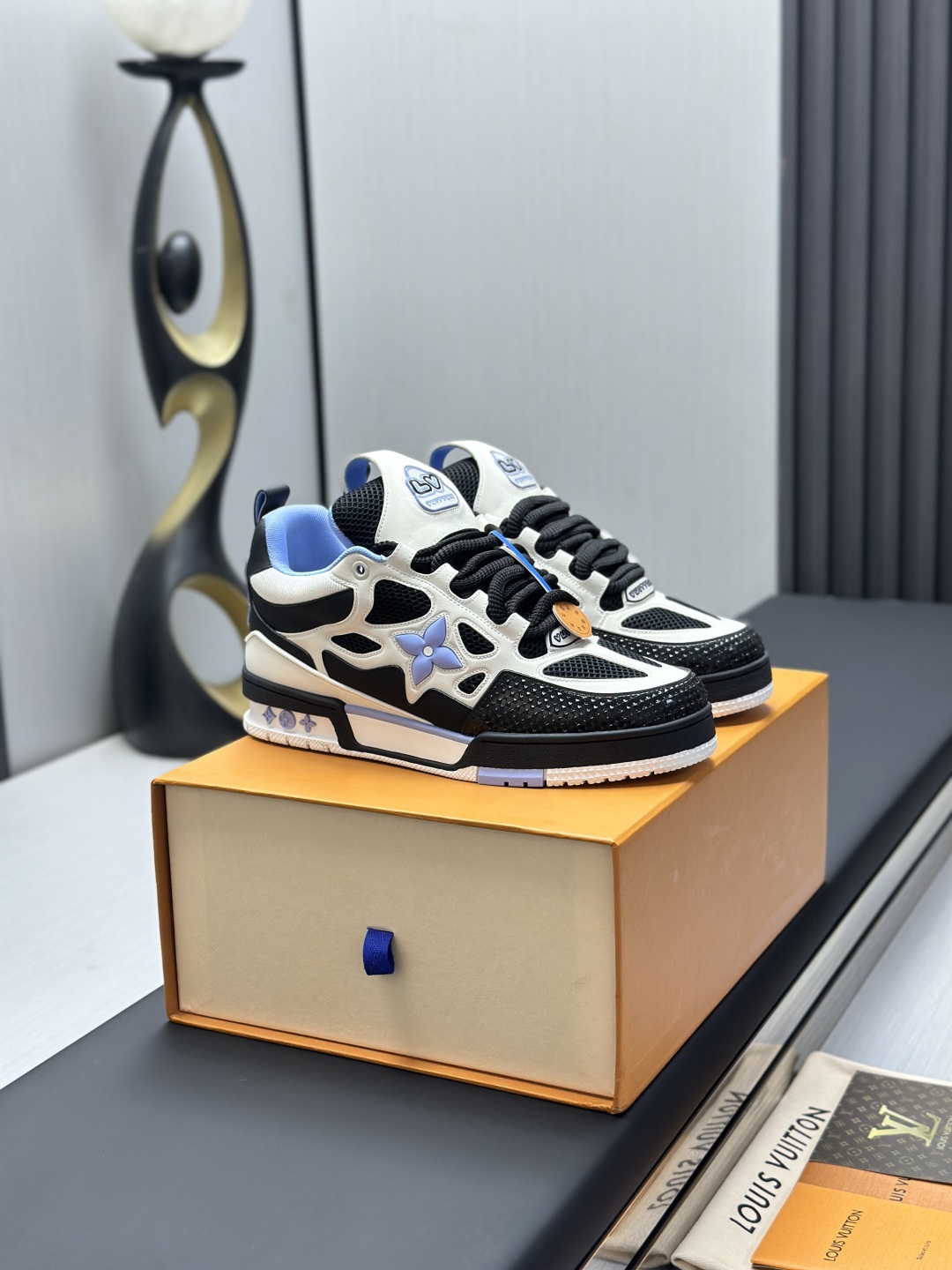 工厂直销¥400💰顶级版本 LV-路易威登-面包走秀新款
空胶工艺·原版1:1开发复刻!!上脚非常舒适 奢侈用料,做工精细,中底印有欧洲制造英文字母
鞋面由意大利进口小牛皮拼接,侧边饰有品牌LOGO标志及签名,最新乳胶垫脚➕网布内里,脚感超舒适。原厂特供原版双色TPU组合大底。套包工艺 固特异缝合锁边
面料:独家定制头层牛皮
配件:独家私模Vuitton 标识,
内里:定制丝滑网里-头层丝绸牛皮内里
大底:TPU组合大底耐磨防滑防黄
垫脚:新款乳胶垫-网纱吸汗
专柜工艺:全电脑针车拉线 鞋头 后套 冷热定型 全套拉帮套楦中低logo花纹
专柜包装 -鞋带 证书 卡片 说明书 合格证 防尘袋 全网最齐包装
女款35-40男款38-46(38/46订做不退换!