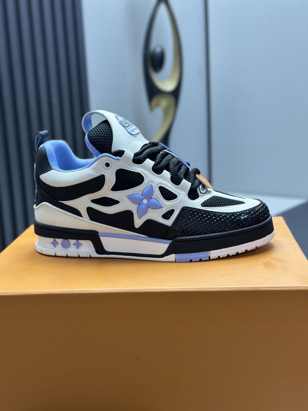 工厂直销¥400💰顶级版本 LV-路易威登-面包走秀新款
空胶工艺·原版1:1开发复刻!!上脚非常舒适 奢侈用料,做工精细,中底印有欧洲制造英文字母
鞋面由意大利进口小牛皮拼接,侧边饰有品牌LOGO标志及签名,最新乳胶垫脚➕网布内里,脚感超舒适。原厂特供原版双色TPU组合大底。套包工艺 固特异缝合锁边
面料:独家定制头层牛皮
配件:独家私模Vuitton 标识,
内里:定制丝滑网里-头层丝绸牛皮内里
大底:TPU组合大底耐磨防滑防黄
垫脚:新款乳胶垫-网纱吸汗
专柜工艺:全电脑针车拉线 鞋头 后套 冷热定型 全套拉帮套楦中低logo花纹
专柜包装 -鞋带 证书 卡片 说明书 合格证 防尘袋 全网最齐包装
女款35-40男款38-46(38/46订做不退换!