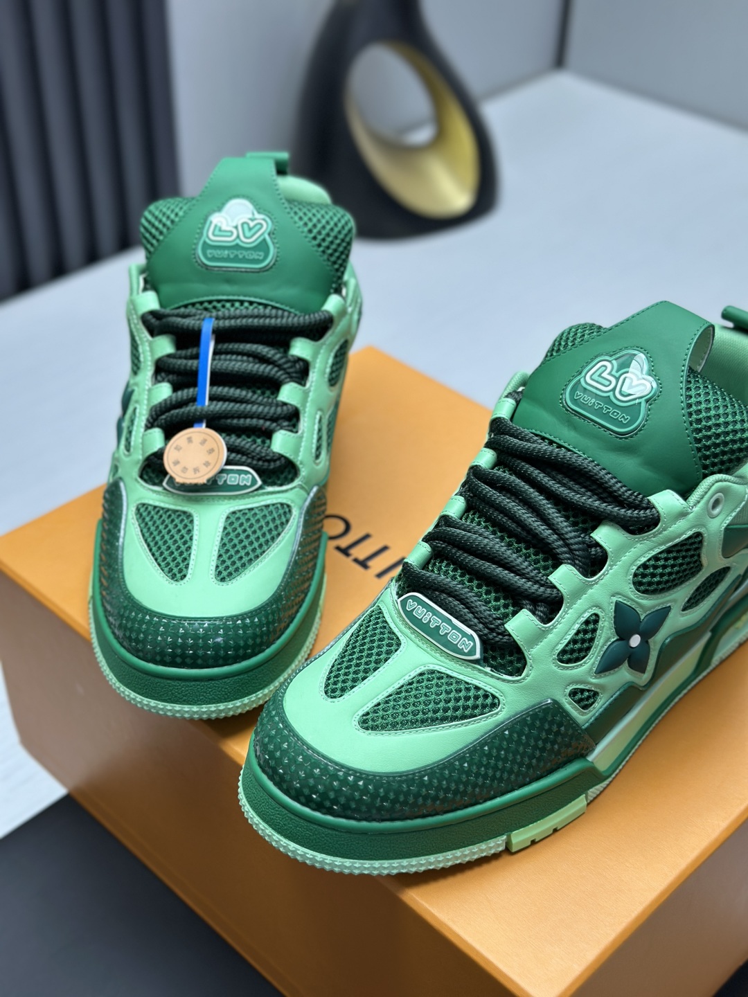 工厂直销¥400💰顶级版本 LV-路易威登-面包走秀新款
空胶工艺·原版1:1开发复刻!!上脚非常舒适 奢侈用料,做工精细,中底印有欧洲制造英文字母
鞋面由意大利进口小牛皮拼接,侧边饰有品牌LOGO标志及签名,最新乳胶垫脚➕网布内里,脚感超舒适。原厂特供原版双色TPU组合大底。套包工艺 固特异缝合锁边
面料:独家定制头层牛皮
配件:独家私模Vuitton 标识,
内里:定制丝滑网里-头层丝绸牛皮内里
大底:TPU组合大底耐磨防滑防黄
垫脚:新款乳胶垫-网纱吸汗
专柜工艺:全电脑针车拉线 鞋头 后套 冷热定型 全套拉帮套楦中低logo花纹
专柜包装 -鞋带 证书 卡片 说明书 合格证 防尘袋 全网最齐包装
女款35-40男款38-46(38/46订做不退换!