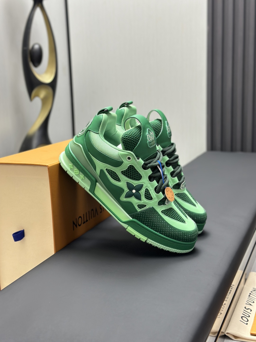 工厂直销¥400💰顶级版本 LV-路易威登-面包走秀新款
空胶工艺·原版1:1开发复刻!!上脚非常舒适 奢侈用料,做工精细,中底印有欧洲制造英文字母
鞋面由意大利进口小牛皮拼接,侧边饰有品牌LOGO标志及签名,最新乳胶垫脚➕网布内里,脚感超舒适。原厂特供原版双色TPU组合大底。套包工艺 固特异缝合锁边
面料:独家定制头层牛皮
配件:独家私模Vuitton 标识,
内里:定制丝滑网里-头层丝绸牛皮内里
大底:TPU组合大底耐磨防滑防黄
垫脚:新款乳胶垫-网纱吸汗
专柜工艺:全电脑针车拉线 鞋头 后套 冷热定型 全套拉帮套楦中低logo花纹
专柜包装 -鞋带 证书 卡片 说明书 合格证 防尘袋 全网最齐包装
女款35-40男款38-46(38/46订做不退换!