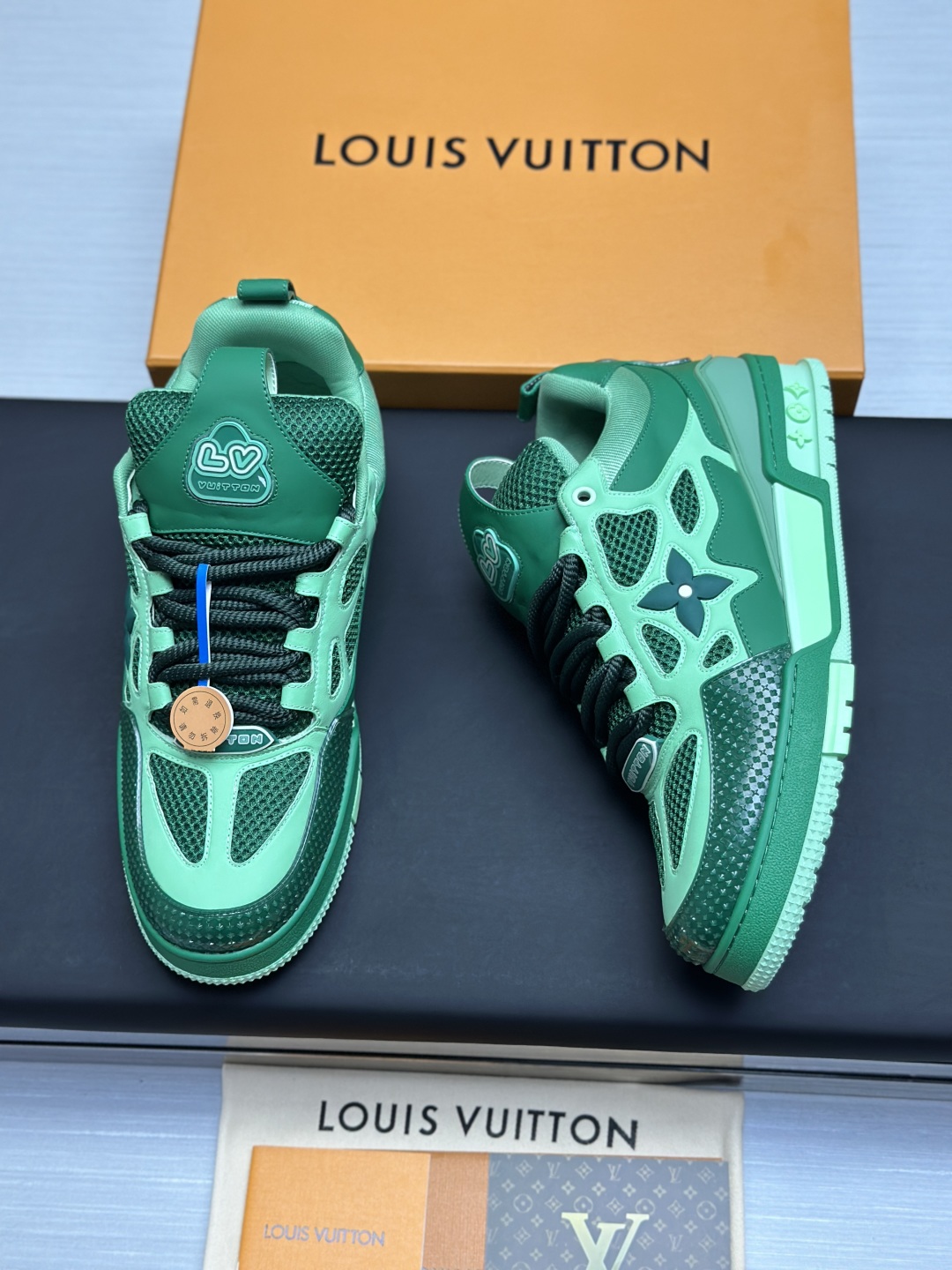工厂直销¥400💰顶级版本 LV-路易威登-面包走秀新款
空胶工艺·原版1:1开发复刻!!上脚非常舒适 奢侈用料,做工精细,中底印有欧洲制造英文字母
鞋面由意大利进口小牛皮拼接,侧边饰有品牌LOGO标志及签名,最新乳胶垫脚➕网布内里,脚感超舒适。原厂特供原版双色TPU组合大底。套包工艺 固特异缝合锁边
面料:独家定制头层牛皮
配件:独家私模Vuitton 标识,
内里:定制丝滑网里-头层丝绸牛皮内里
大底:TPU组合大底耐磨防滑防黄
垫脚:新款乳胶垫-网纱吸汗
专柜工艺:全电脑针车拉线 鞋头 后套 冷热定型 全套拉帮套楦中低logo花纹
专柜包装 -鞋带 证书 卡片 说明书 合格证 防尘袋 全网最齐包装
女款35-40男款38-46(38/46订做不退换!