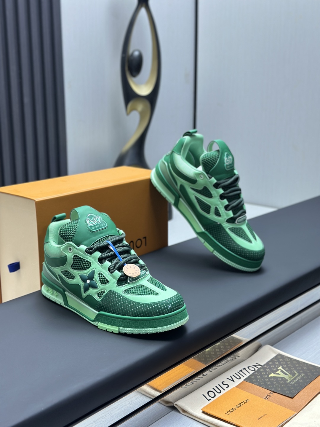 工厂直销¥400💰顶级版本 LV-路易威登-面包走秀新款
空胶工艺·原版1:1开发复刻!!上脚非常舒适 奢侈用料,做工精细,中底印有欧洲制造英文字母
鞋面由意大利进口小牛皮拼接,侧边饰有品牌LOGO标志及签名,最新乳胶垫脚➕网布内里,脚感超舒适。原厂特供原版双色TPU组合大底。套包工艺 固特异缝合锁边
面料:独家定制头层牛皮
配件:独家私模Vuitton 标识,
内里:定制丝滑网里-头层丝绸牛皮内里
大底:TPU组合大底耐磨防滑防黄
垫脚:新款乳胶垫-网纱吸汗
专柜工艺:全电脑针车拉线 鞋头 后套 冷热定型 全套拉帮套楦中低logo花纹
专柜包装 -鞋带 证书 卡片 说明书 合格证 防尘袋 全网最齐包装
女款35-40男款38-46(38/46订做不退换!
