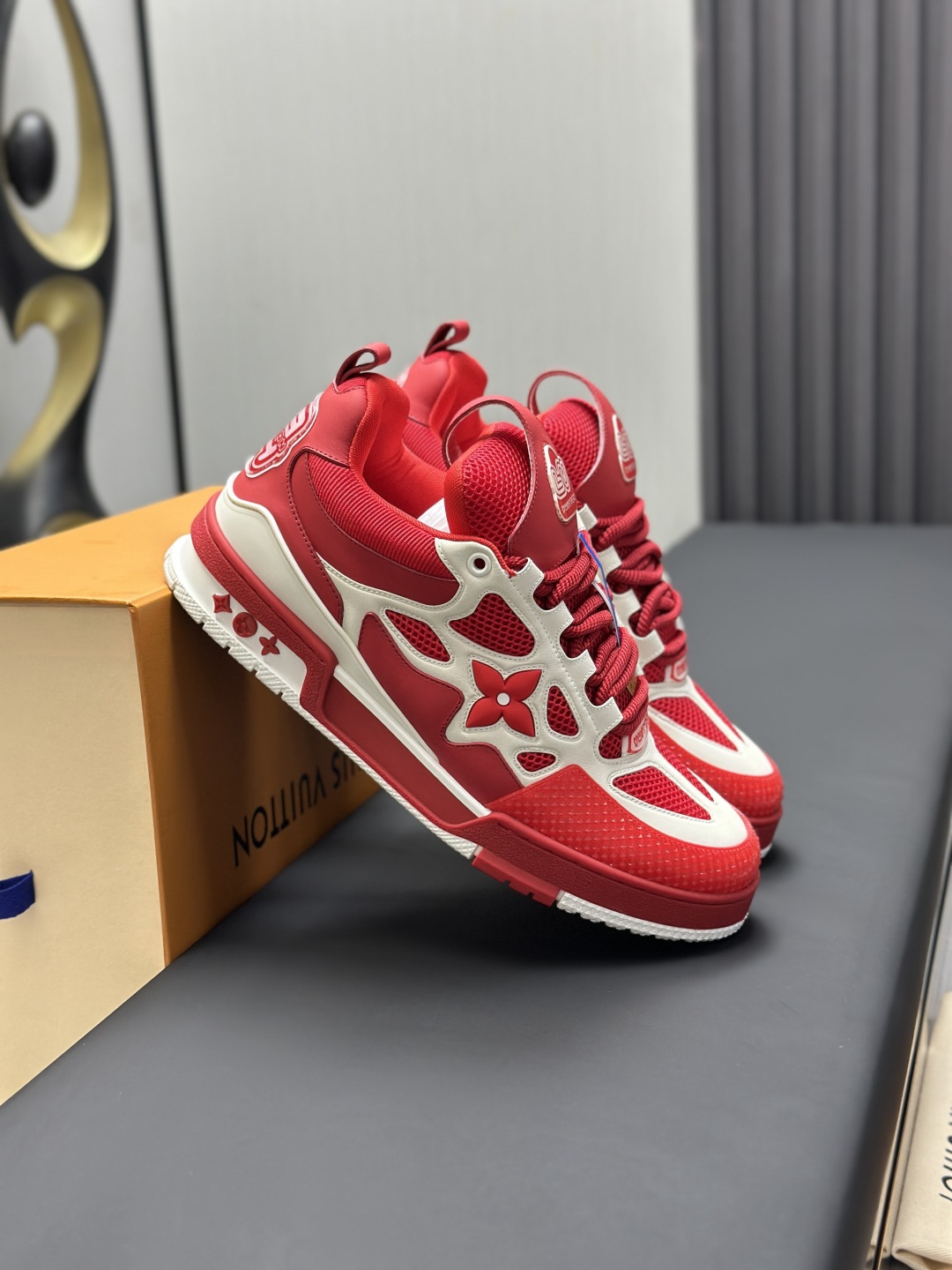 工厂直销¥400💰顶级版本 LV-路易威登-面包走秀新款
空胶工艺·原版1:1开发复刻!!上脚非常舒适 奢侈用料,做工精细,中底印有欧洲制造英文字母
鞋面由意大利进口小牛皮拼接,侧边饰有品牌LOGO标志及签名,最新乳胶垫脚➕网布内里,脚感超舒适。原厂特供原版双色TPU组合大底。套包工艺 固特异缝合锁边
面料:独家定制头层牛皮
配件:独家私模Vuitton 标识,
内里:定制丝滑网里-头层丝绸牛皮内里
大底:TPU组合大底耐磨防滑防黄
垫脚:新款乳胶垫-网纱吸汗
专柜工艺:全电脑针车拉线 鞋头 后套 冷热定型 全套拉帮套楦中低logo花纹
专柜包装 -鞋带 证书 卡片 说明书 合格证 防尘袋 全网最齐包装
女款35-40男款38-46(38/46订做不退换!