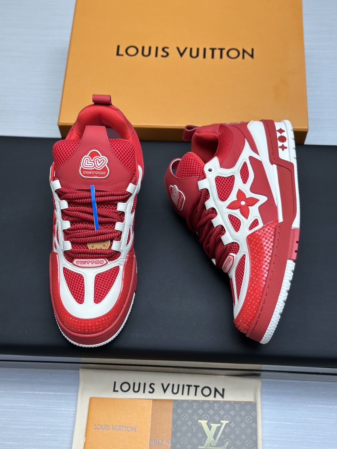 工厂直销¥400💰顶级版本 LV-路易威登-面包走秀新款
空胶工艺·原版1:1开发复刻!!上脚非常舒适 奢侈用料,做工精细,中底印有欧洲制造英文字母
鞋面由意大利进口小牛皮拼接,侧边饰有品牌LOGO标志及签名,最新乳胶垫脚➕网布内里,脚感超舒适。原厂特供原版双色TPU组合大底。套包工艺 固特异缝合锁边
面料:独家定制头层牛皮
配件:独家私模Vuitton 标识,
内里:定制丝滑网里-头层丝绸牛皮内里
大底:TPU组合大底耐磨防滑防黄
垫脚:新款乳胶垫-网纱吸汗
专柜工艺:全电脑针车拉线 鞋头 后套 冷热定型 全套拉帮套楦中低logo花纹
专柜包装 -鞋带 证书 卡片 说明书 合格证 防尘袋 全网最齐包装
女款35-40男款38-46(38/46订做不退换!