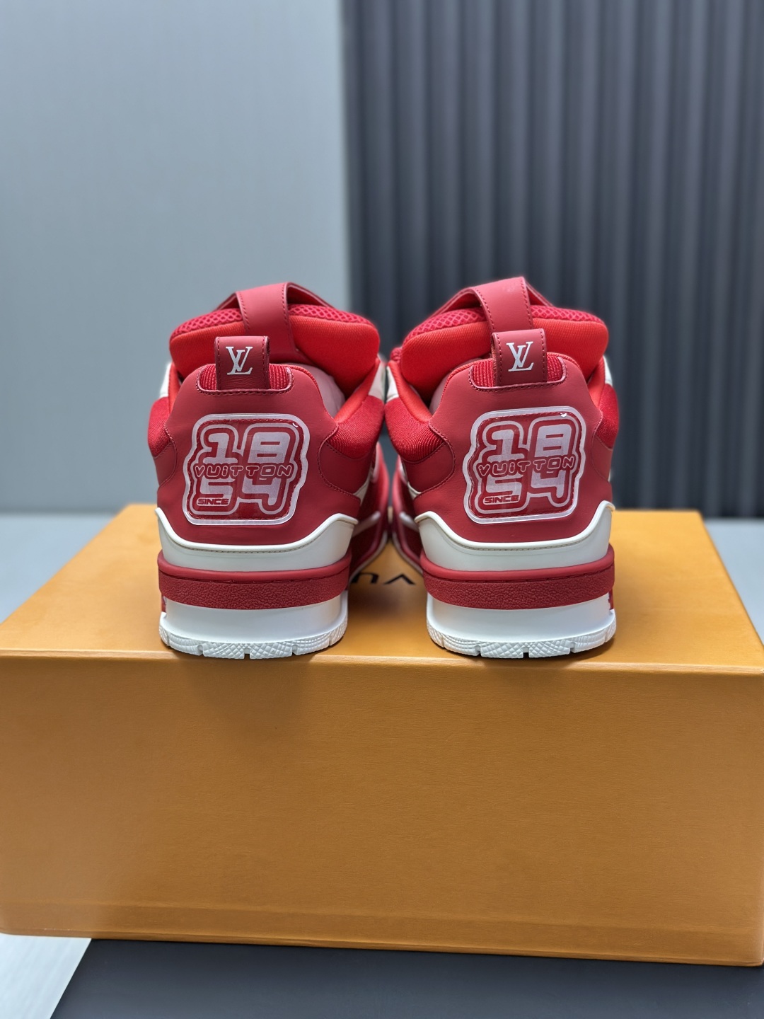 工厂直销¥400💰顶级版本 LV-路易威登-面包走秀新款
空胶工艺·原版1:1开发复刻!!上脚非常舒适 奢侈用料,做工精细,中底印有欧洲制造英文字母
鞋面由意大利进口小牛皮拼接,侧边饰有品牌LOGO标志及签名,最新乳胶垫脚➕网布内里,脚感超舒适。原厂特供原版双色TPU组合大底。套包工艺 固特异缝合锁边
面料:独家定制头层牛皮
配件:独家私模Vuitton 标识,
内里:定制丝滑网里-头层丝绸牛皮内里
大底:TPU组合大底耐磨防滑防黄
垫脚:新款乳胶垫-网纱吸汗
专柜工艺:全电脑针车拉线 鞋头 后套 冷热定型 全套拉帮套楦中低logo花纹
专柜包装 -鞋带 证书 卡片 说明书 合格证 防尘袋 全网最齐包装
女款35-40男款38-46(38/46订做不退换!