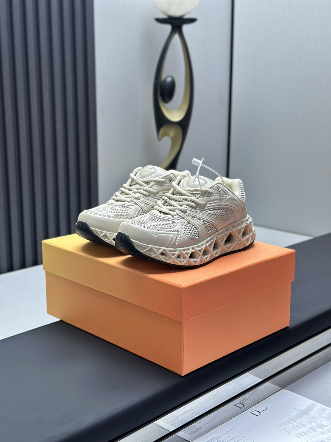 NO:604200,Actual price Dior Dior B35 latest dad sneakers are a new product in autumn, enriching the classic series with fashionable retro style. Carefully crafted, they can be matched with casual styles all year round. The Dior logo on the tongue of Dad Shoes style shoes conforms to the trend of the retro market. It also indicates that this pair of shoes is made of fine-textured leather and mesh cloth materials to form a shoe body. There are conspicuous letters CD on both sides of the shoe body to indicate identity, and many lines on the shoe body outline details.  Make the shoes look less monotonous and full of retro three-dimensionality!  Exquisite packaging at the delivery counter. Original custom-made cowhide fabric. Imported breathable mesh lining. Open-molded non-slip outsole. Size: 35-45, dior, dior, sneakers, cowhide19860909实价 Dior迪奥B35最新款老爹运动鞋是秋季新品,以时髦复古风格丰富经典系列.精心制作,可全年与休闲造型搭配 顺应复古市场的趋势的 Dad Shoes风格鞋款鞋舌上的Dior标志 也注明了这双鞋是运用了质感细腻的皮革和网眼布面材质拼接成鞋身,鞋身两侧有显眼的字母CD 表明身份,鞋身多处线条勾勒细节 让鞋子看起来不那么单调、复古立体感十足！配送专柜精美包装 面料原版定制牛皮 内里进口透气网里 鞋底开模防滑大底 Size:35-45,,dior,dior,sneakers,cowhide,Men's shoes