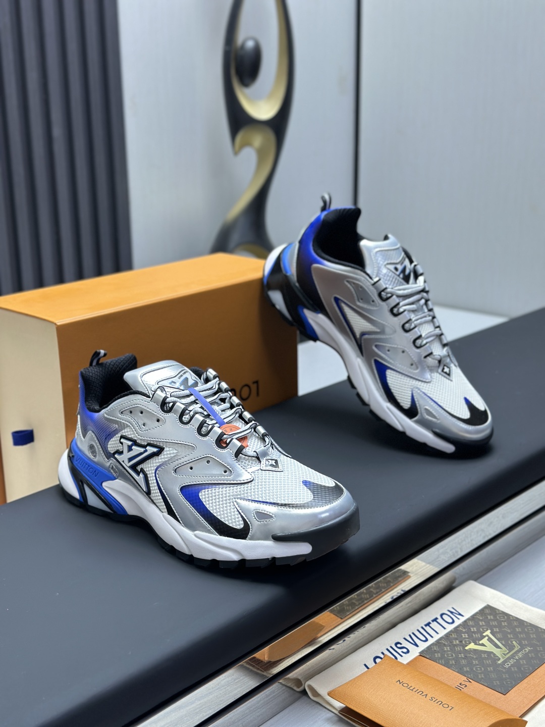 工厂价¥420💰
LV 路易威登RUNNER TATIC 运动鞋 老爹鞋
L家2022 春夏秀场推出 LV Runner Tatic 运动鞋 驴牌 老爹鞋 复古跑鞋 继LV trainer滑板鞋火爆的同时, Virgil先生又一心血之作,Tatic有着一种神秘、变幻莫测的感觉~以复古跑鞋为灵感、又被加入了泰坦的未来元素
老爹鞋外观加 Damier格纹,Monogram 印花,双层鞋舌的设计,融合织布,漆皮等多元材质。让它陪你,走在时尚前沿
配送专柜精美包装🛍📦
▪️面料: 原版进口绒面皮革+透气网眼
▪️内里:原版定制透气网里
▪️鞋底:原版开模双色TPU组合底
▪️底厚:5CM
▪️Size: 38-46(38.46定制)