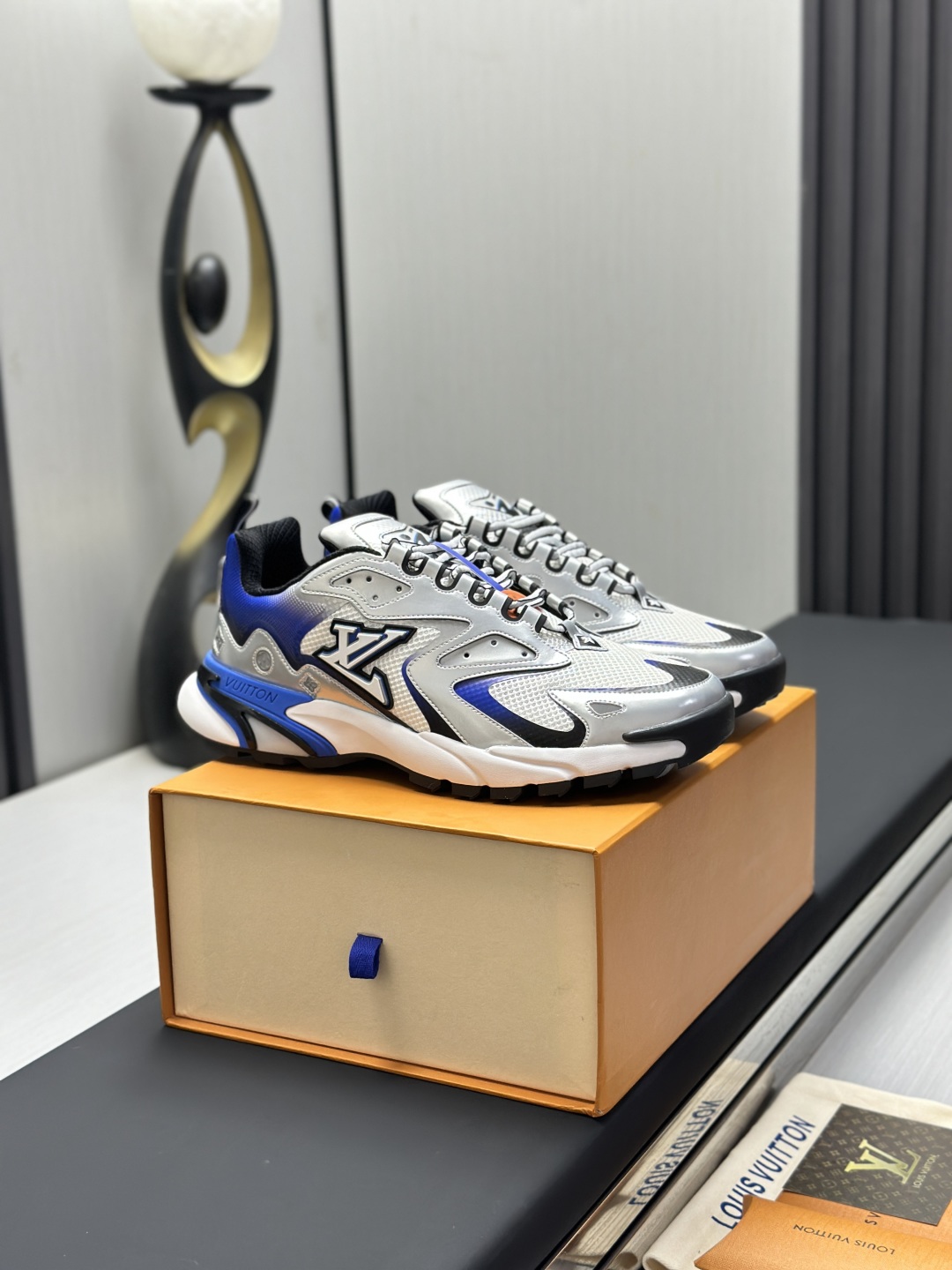 工厂价¥420💰
LV 路易威登RUNNER TATIC 运动鞋 老爹鞋
L家2022 春夏秀场推出 LV Runner Tatic 运动鞋 驴牌 老爹鞋 复古跑鞋 继LV trainer滑板鞋火爆的同时, Virgil先生又一心血之作,Tatic有着一种神秘、变幻莫测的感觉~以复古跑鞋为灵感、又被加入了泰坦的未来元素
老爹鞋外观加 Damier格纹,Monogram 印花,双层鞋舌的设计,融合织布,漆皮等多元材质。让它陪你,走在时尚前沿
配送专柜精美包装🛍📦
▪️面料: 原版进口绒面皮革+透气网眼
▪️内里:原版定制透气网里
▪️鞋底:原版开模双色TPU组合底
▪️底厚:5CM
▪️Size: 38-46(38.46定制)