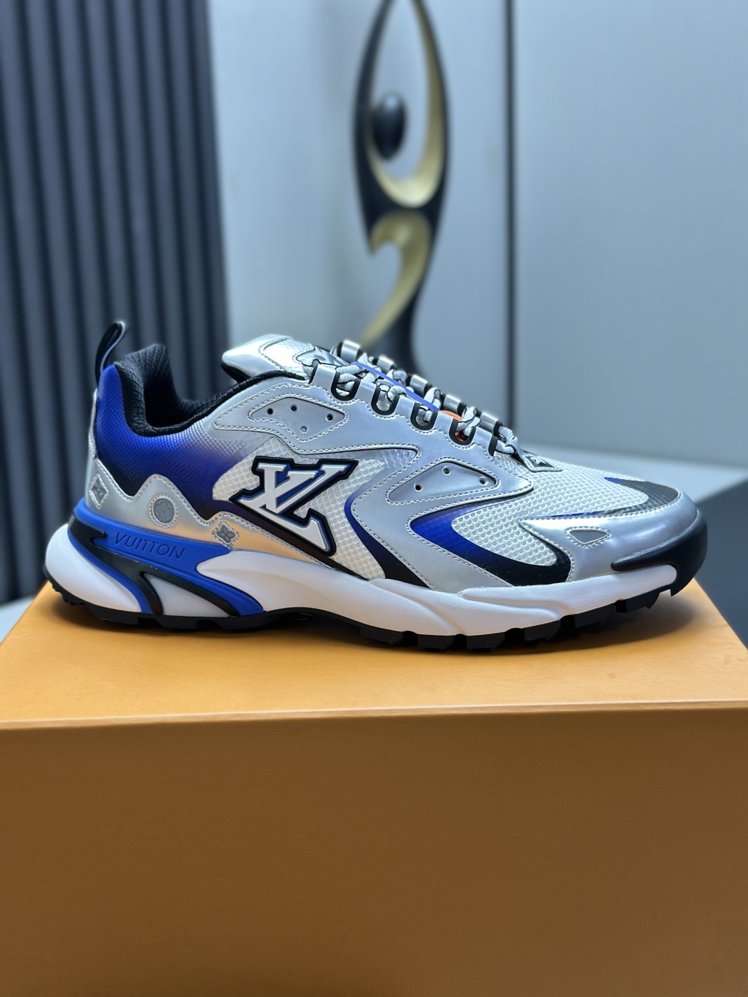 工厂价¥420💰
LV 路易威登RUNNER TATIC 运动鞋 老爹鞋
L家2022 春夏秀场推出 LV Runner Tatic 运动鞋 驴牌 老爹鞋 复古跑鞋 继LV trainer滑板鞋火爆的同时, Virgil先生又一心血之作,Tatic有着一种神秘、变幻莫测的感觉~以复古跑鞋为灵感、又被加入了泰坦的未来元素
老爹鞋外观加 Damier格纹,Monogram 印花,双层鞋舌的设计,融合织布,漆皮等多元材质。让它陪你,走在时尚前沿
配送专柜精美包装🛍📦
▪️面料: 原版进口绒面皮革+透气网眼
▪️内里:原版定制透气网里
▪️鞋底:原版开模双色TPU组合底
▪️底厚:5CM
▪️Size: 38-46(38.46定制)