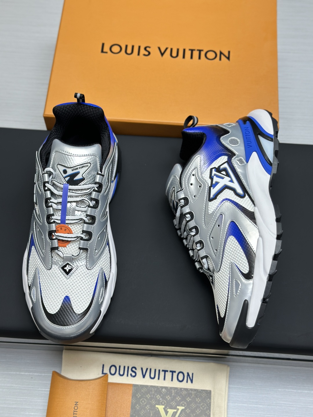 工厂价¥420💰
LV 路易威登RUNNER TATIC 运动鞋 老爹鞋
L家2022 春夏秀场推出 LV Runner Tatic 运动鞋 驴牌 老爹鞋 复古跑鞋 继LV trainer滑板鞋火爆的同时, Virgil先生又一心血之作,Tatic有着一种神秘、变幻莫测的感觉~以复古跑鞋为灵感、又被加入了泰坦的未来元素
老爹鞋外观加 Damier格纹,Monogram 印花,双层鞋舌的设计,融合织布,漆皮等多元材质。让它陪你,走在时尚前沿
配送专柜精美包装🛍📦
▪️面料: 原版进口绒面皮革+透气网眼
▪️内里:原版定制透气网里
▪️鞋底:原版开模双色TPU组合底
▪️底厚:5CM
▪️Size: 38-46(38.46定制)