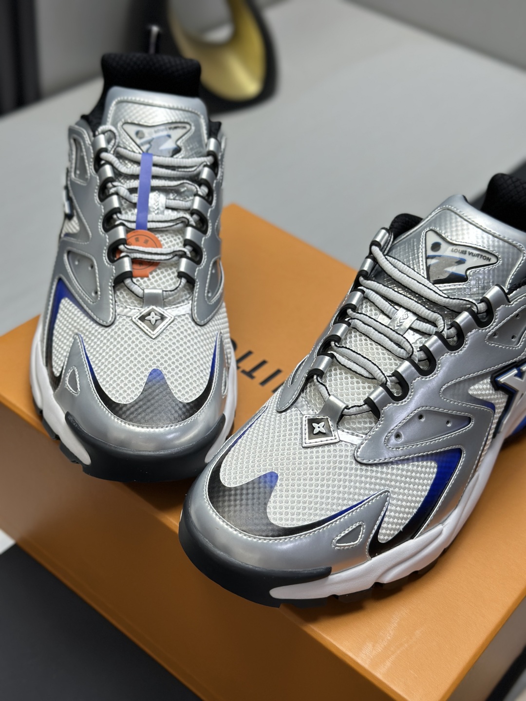 工厂价¥420💰
LV 路易威登RUNNER TATIC 运动鞋 老爹鞋
L家2022 春夏秀场推出 LV Runner Tatic 运动鞋 驴牌 老爹鞋 复古跑鞋 继LV trainer滑板鞋火爆的同时, Virgil先生又一心血之作,Tatic有着一种神秘、变幻莫测的感觉~以复古跑鞋为灵感、又被加入了泰坦的未来元素
老爹鞋外观加 Damier格纹,Monogram 印花,双层鞋舌的设计,融合织布,漆皮等多元材质。让它陪你,走在时尚前沿
配送专柜精美包装🛍📦
▪️面料: 原版进口绒面皮革+透气网眼
▪️内里:原版定制透气网里
▪️鞋底:原版开模双色TPU组合底
▪️底厚:5CM
▪️Size: 38-46(38.46定制)